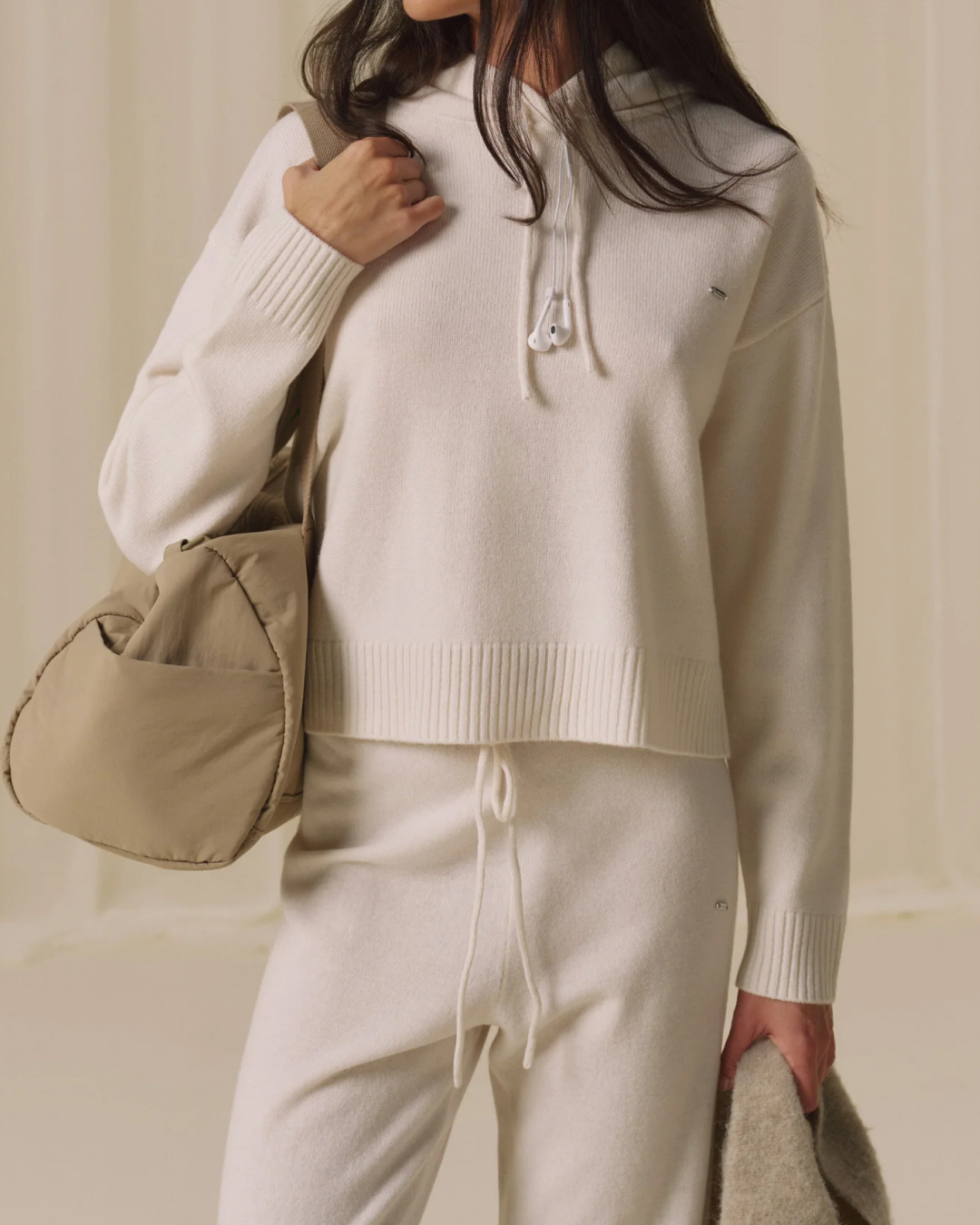 편안함도 스타일도 한 번에🪄
겨울엔 원마일웨어 셋업으로 꾸안꾸🏡🤎

요즘 입기 좋은 셋업, 지금 바로 소개해드릴게요.

1. 알로 어콜레이드 셋업, 각 20만 원대
프렌치 테리 소재로 만들어진 셋업입니다. 유니섹스 오버사이즈 핏으로 편안하면서도 가볍게 세련된 무드를 연출해주는데요. 헤어밴드와 함께 톤온톤 스타일로 매치하면 트렌디한 데일리룩을 완성할 수 있습니다.

2. 메리노 울 니트 셋업, 20만 원대
메리노울 소재로 만들어진 니트 셋업입니다. 릴랙스 핏이 더해져 편안하면서도 우아한 무드를 연출해주는데요. 퍼 코트와 함께 매치하면 원마일웨어의 세련된 데일리룩을 완성할 수 있습니다. 이미지8