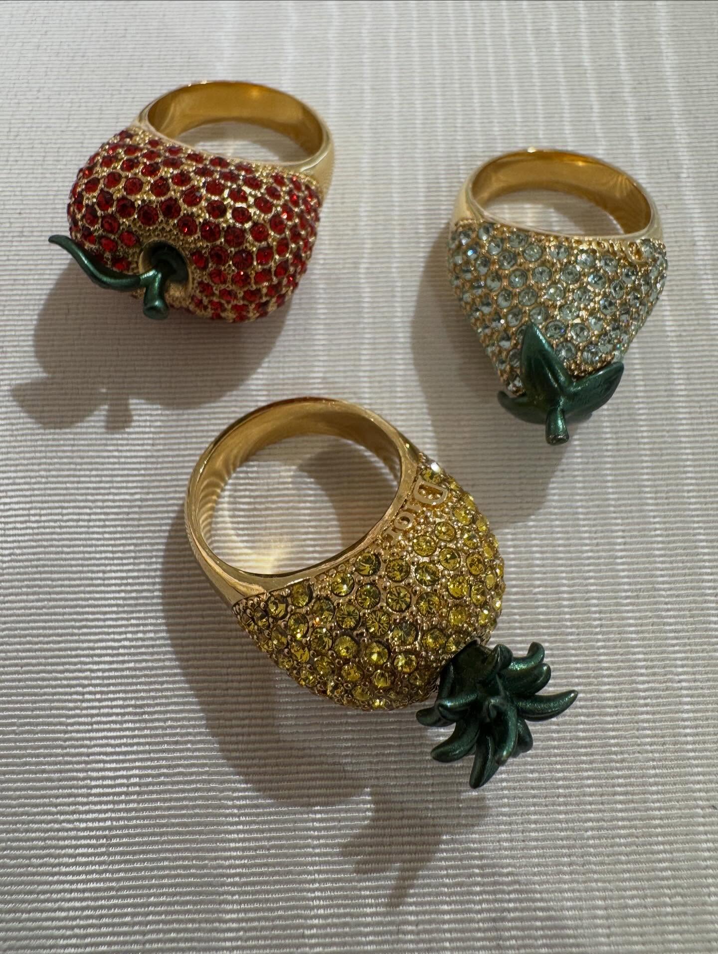 미리보는 디올의 프리폴✨
조나단 앤더슨의 2026 Pre-Fall 라인업
조나단 앤더슨이 디올 2026 프리폴 쇼룸 라인업을 공개했습니다. 무당벌레와 파인애플 주얼리부터 레이디 디올 백의 니팅 플라워 버전까지, 앤더슨의 공예적 디테일이 담긴 작품들이 시선을 끄는데요.
디올 시그니처를 담은 새틴 샌들부터 클래식 슈즈 라인까지 더해지며 우아하고 조형적인 앤더슨의 프리폴 무드, 지금 바로 확인해보세요. 이미지6