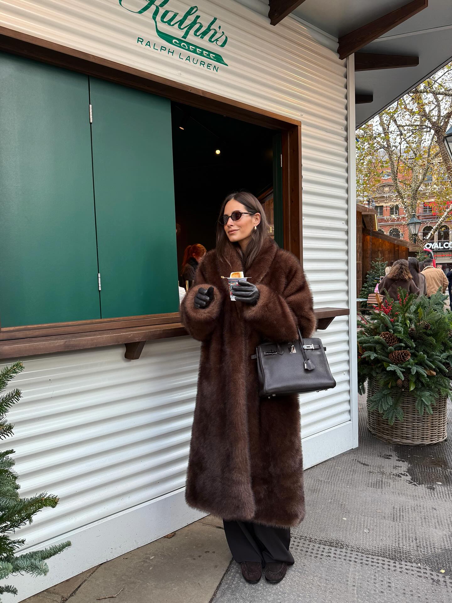 올겨울 트렌드 퍼코트🧸
연말룩까지 책임지는 고급스러움🤎✨
이미지5