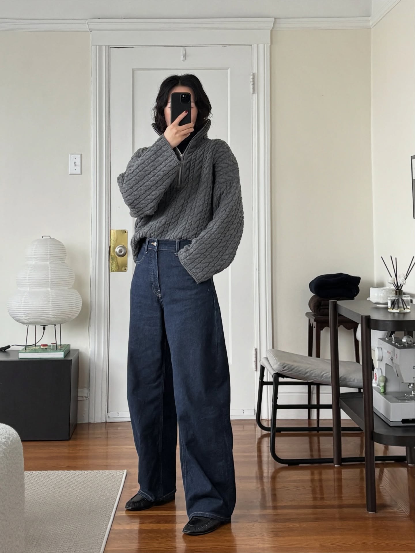 계절 바뀌어도 여전히 유효한 생지💙
톤 다운된 차분한 겨울룩엔, 생지 데님이 가장 잘 어울려👖❄️
이미지5