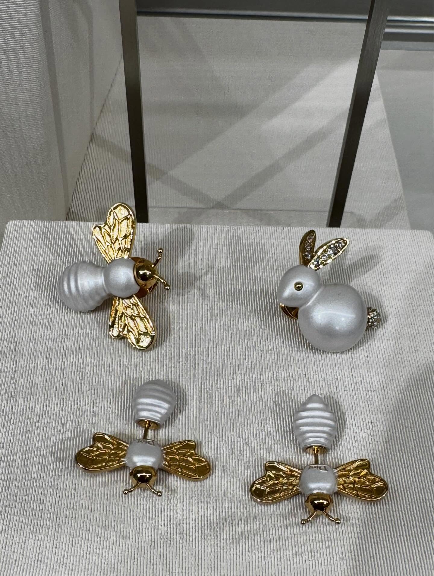 미리보는 디올의 프리폴✨
조나단 앤더슨의 2026 Pre-Fall 라인업
조나단 앤더슨이 디올 2026 프리폴 쇼룸 라인업을 공개했습니다. 무당벌레와 파인애플 주얼리부터 레이디 디올 백의 니팅 플라워 버전까지, 앤더슨의 공예적 디테일이 담긴 작품들이 시선을 끄는데요.
디올 시그니처를 담은 새틴 샌들부터 클래식 슈즈 라인까지 더해지며 우아하고 조형적인 앤더슨의 프리폴 무드, 지금 바로 확인해보세요. 이미지9