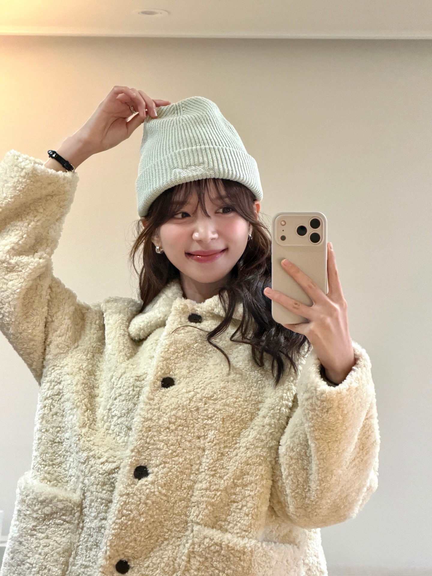 또 손이가는 중독적인 뽀글이 코트🐑
꾸안꾸인데 존재감 확실한, 뽀글이 코트 소장해야 할 이유...🩶🫧 이미지4