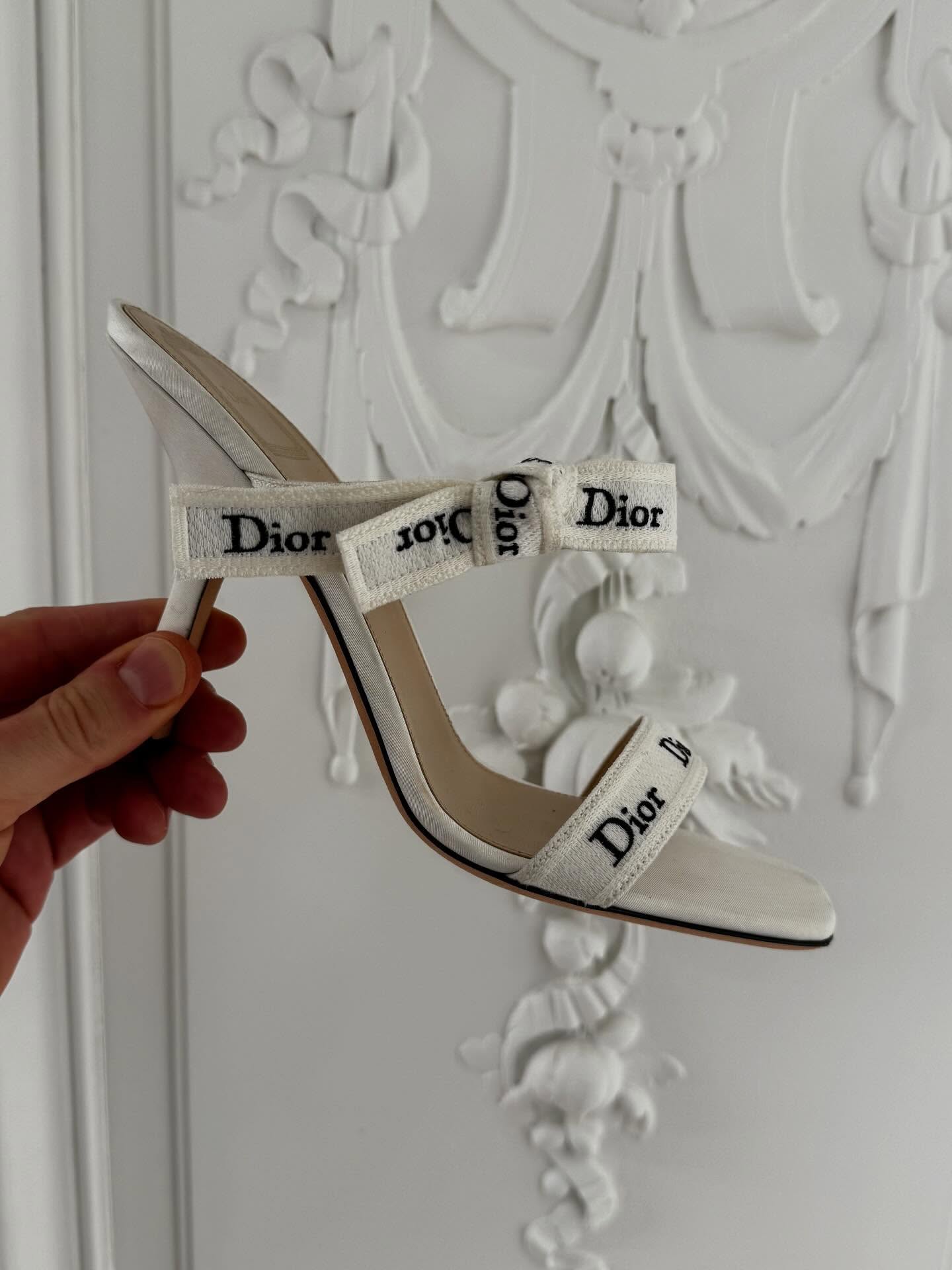 미리보는 디올의 프리폴✨
조나단 앤더슨의 2026 Pre-Fall 라인업
조나단 앤더슨이 디올 2026 프리폴 쇼룸 라인업을 공개했습니다. 무당벌레와 파인애플 주얼리부터 레이디 디올 백의 니팅 플라워 버전까지, 앤더슨의 공예적 디테일이 담긴 작품들이 시선을 끄는데요.
디올 시그니처를 담은 새틴 샌들부터 클래식 슈즈 라인까지 더해지며 우아하고 조형적인 앤더슨의 프리폴 무드, 지금 바로 확인해보세요. 이미지1