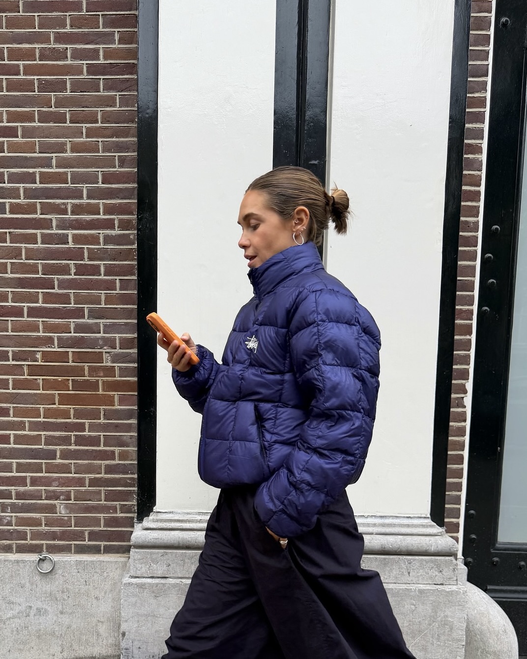 경량 패딩 붐은 이미 왔어🔥
늦지 않게 가볍고 편안한 경량 패딩으로 갈아타 보자🪄🖤

두꺼운 헤비 패딩보다 가볍고 얇은 경량 패딩 2가지를 소개합니다.

1. 피레넥스 시에나 우먼 라이트 웨이트 다운 재킷, 60만 원대
퀼팅 디테일이 돋보이는 이 경량 패딩은 가볍고 발수성이 뛰어난 폴리아미드 소재를 활용했으며, 스냅 버튼, 둥근 카라 디자인을 더해 깔끔하고 데일리하게 활용하기 좋죠. 데님 팬츠와 니트를 매치하면 캐주얼하고 내추럴한 스타일을 연출할 수 있습니다.

2. 스투시 미드웨이트 퍼퍼 아이리스, 30만 원대
하이넥의 작은 자수 로고와 퀼팅 디테일이 돋보이는 이 경량 패딩은 은은한 광택감의 나일론 소재와 깃털과 다운 충전재를 사용해 가볍지만 보온성 있죠. 진보라 계열의 팬츠와 운동화를 패딩에 매치하면 톤온톤 느낌의 스트릿 룩을 완성할 수 있습니다. 이미지5