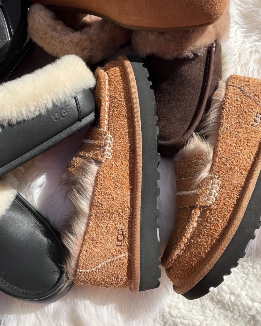 어그가 로퍼를? 생각보다 이쁘네🤎
부츠 무거운 날, 출근길을 가볍게 만드는 어그의 엘리스 로퍼✨💨
최근에 어그가 부츠가 아닌 로퍼를 선보였는데요. 엘리스 로퍼는 브랜드 특유의 포근함을 클래식한 로퍼의 실루엣에 담아낸 아이템으로, 스웨이드 소재와 부드러운 퍼 안감을 활용해 겨울에도 따뜻하고 편안한 착용감을 주죠.
플랫한 형태로 슬랙스나 데님 팬츠, 코트 등 어떤 룩에 매치해도 자연스럽게 어울립니다. 너무 포멀하거나 캐주얼하지 않은 디자인 덕분에, 부츠가 불편하거나 부담스러운 날에도 부담 없이 신기 좋은 실용적인 데일리 신발입니다. 이미지2