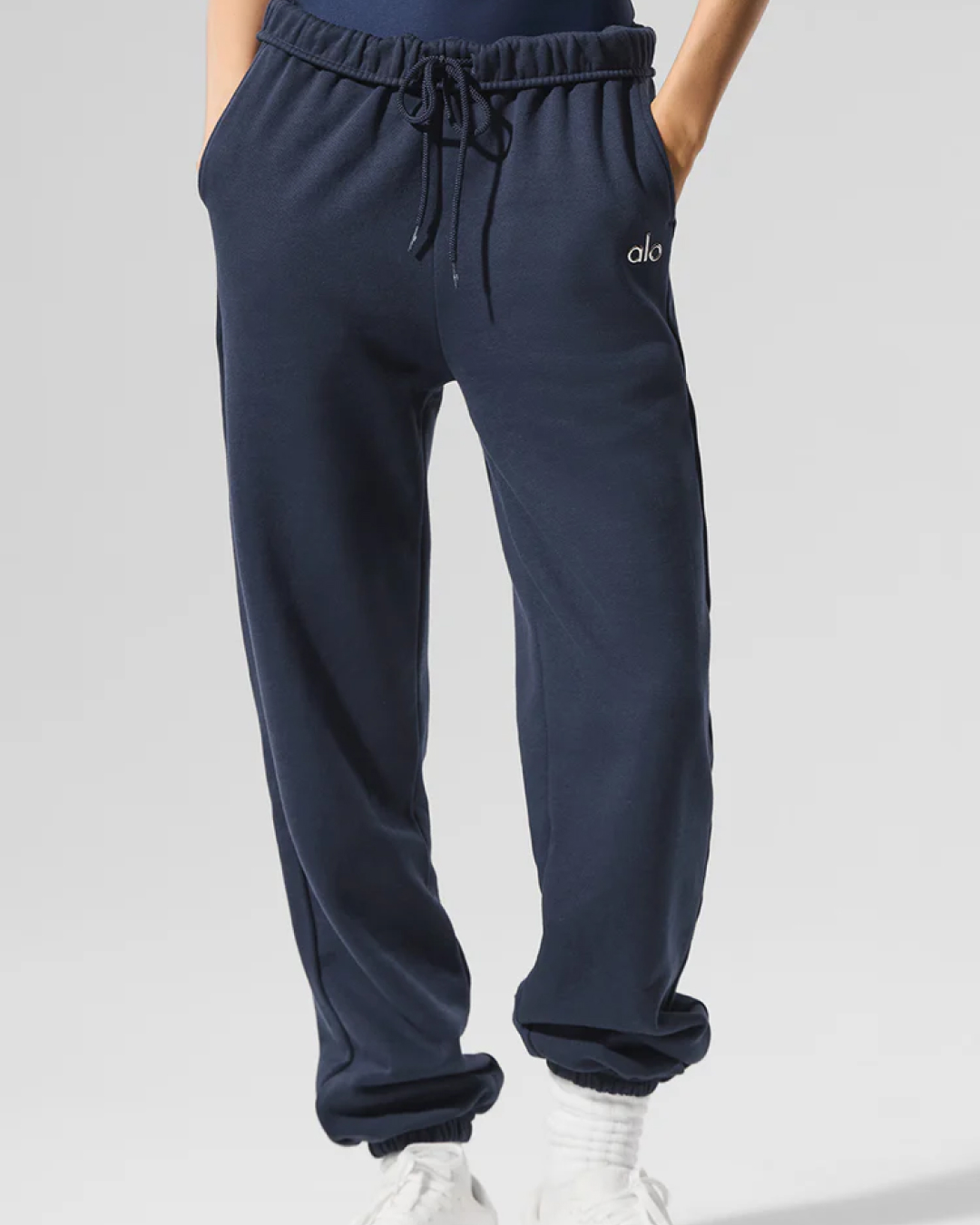 편안함도 스타일도 한 번에🪄
겨울엔 원마일웨어 셋업으로 꾸안꾸🏡🤎

요즘 입기 좋은 셋업, 지금 바로 소개해드릴게요.

1. 알로 어콜레이드 셋업, 각 20만 원대
프렌치 테리 소재로 만들어진 셋업입니다. 유니섹스 오버사이즈 핏으로 편안하면서도 가볍게 세련된 무드를 연출해주는데요. 헤어밴드와 함께 톤온톤 스타일로 매치하면 트렌디한 데일리룩을 완성할 수 있습니다.

2. 메리노 울 니트 셋업, 20만 원대
메리노울 소재로 만들어진 니트 셋업입니다. 릴랙스 핏이 더해져 편안하면서도 우아한 무드를 연출해주는데요. 퍼 코트와 함께 매치하면 원마일웨어의 세련된 데일리룩을 완성할 수 있습니다. 이미지5