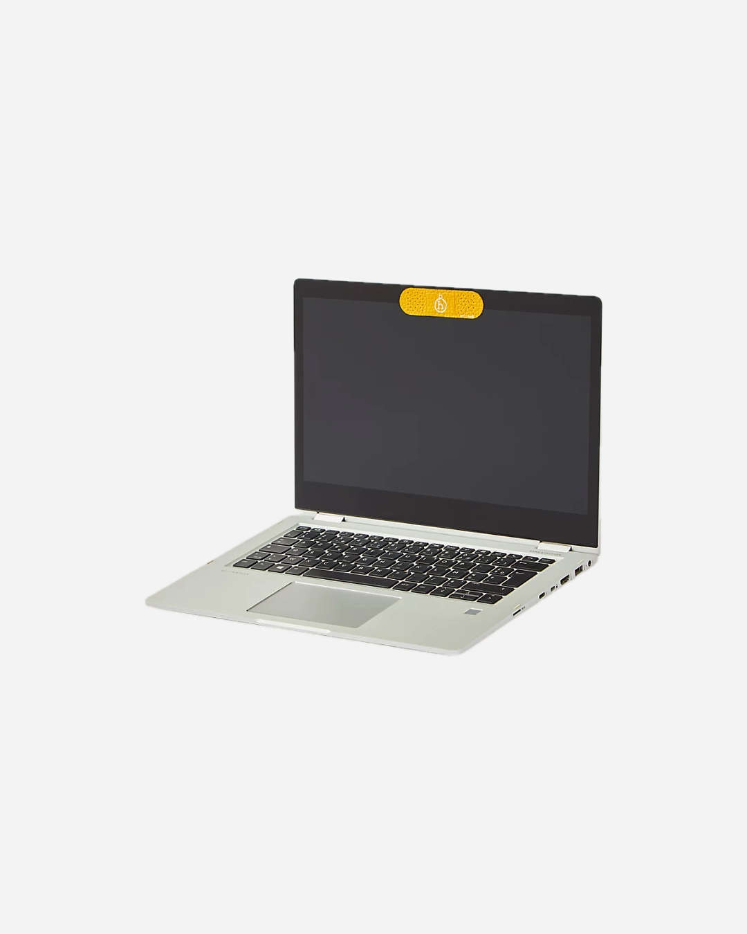 에르메스에서 반창고를...?😮
반창고를 오브제로 만든 에르메스식 럭셔리 아이템 살펴보자👀🔍
최근 에르메스가 실험적 라인인 Petit h를 통해 반창고에서 영감을 받은 독특한 액세서리를 선보였는데요. 패치 3개가 한 세트로 구성된 이 제품은 20만 원대 가격대로, 부드러운 양가죽인 램스킨 소재를 활용해 재사용이 가능한 탈부착형 디자인입니다.
각 패치의 끝부분에는 펀칭 디테일이 더해졌으며, 접착면은 보호 탭으로 덮여 실사용 시 편의성을 높였죠. 의료용품을 연상시키는 외형과 달리 노트북 가리개, 충전기 선 정리, 가방을 닫는 탭, 메모나 사진을 붙이는 오브제까지 다양하게 활용할 수 있습니다. 이미지3