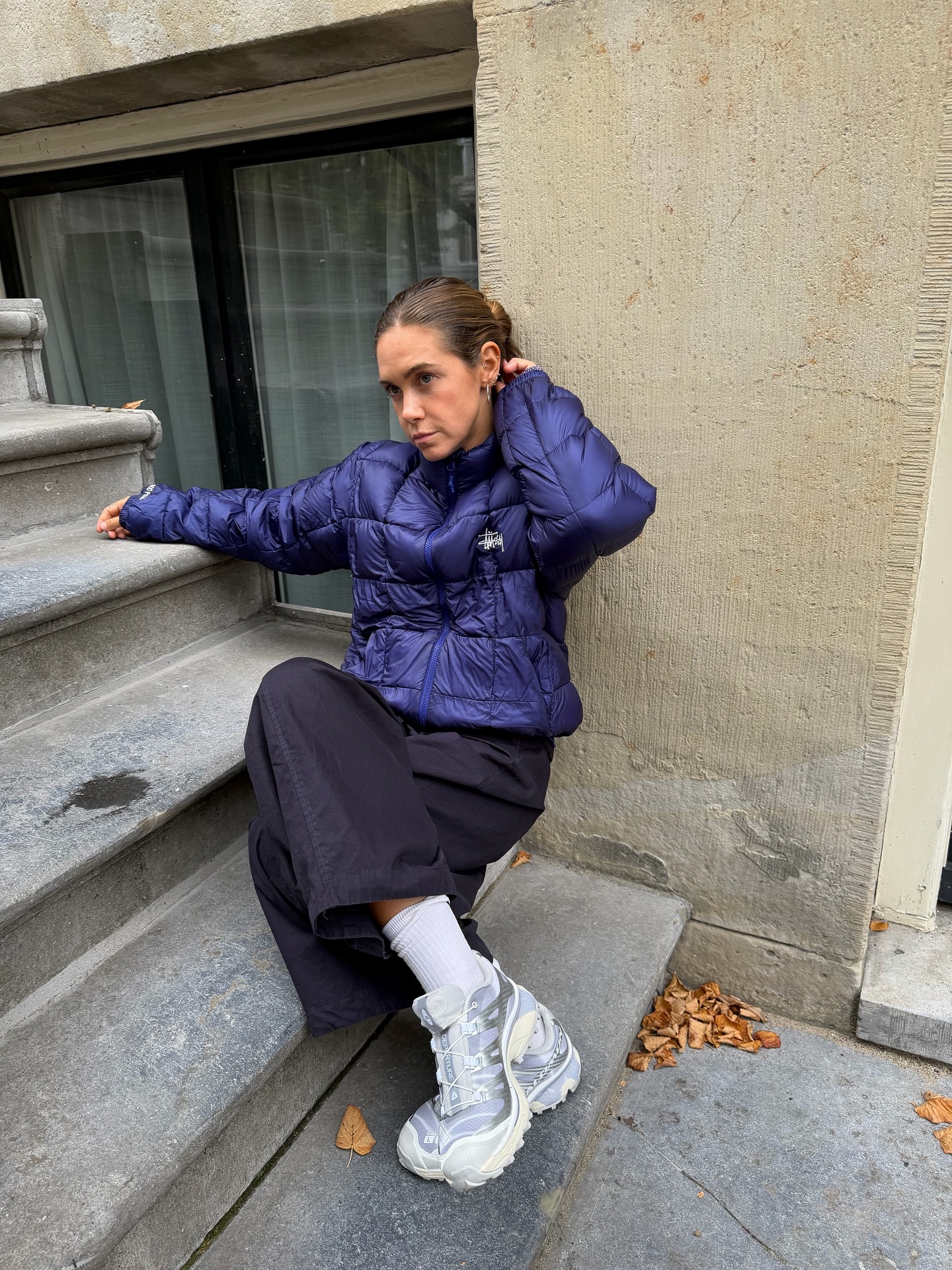 경량 패딩 붐은 이미 왔어🔥
늦지 않게 가볍고 편안한 경량 패딩으로 갈아타 보자🪄🖤

두꺼운 헤비 패딩보다 가볍고 얇은 경량 패딩 2가지를 소개합니다.

1. 피레넥스 시에나 우먼 라이트 웨이트 다운 재킷, 60만 원대
퀼팅 디테일이 돋보이는 이 경량 패딩은 가볍고 발수성이 뛰어난 폴리아미드 소재를 활용했으며, 스냅 버튼, 둥근 카라 디자인을 더해 깔끔하고 데일리하게 활용하기 좋죠. 데님 팬츠와 니트를 매치하면 캐주얼하고 내추럴한 스타일을 연출할 수 있습니다.

2. 스투시 미드웨이트 퍼퍼 아이리스, 30만 원대
하이넥의 작은 자수 로고와 퀼팅 디테일이 돋보이는 이 경량 패딩은 은은한 광택감의 나일론 소재와 깃털과 다운 충전재를 사용해 가볍지만 보온성 있죠. 진보라 계열의 팬츠와 운동화를 패딩에 매치하면 톤온톤 느낌의 스트릿 룩을 완성할 수 있습니다. 이미지7