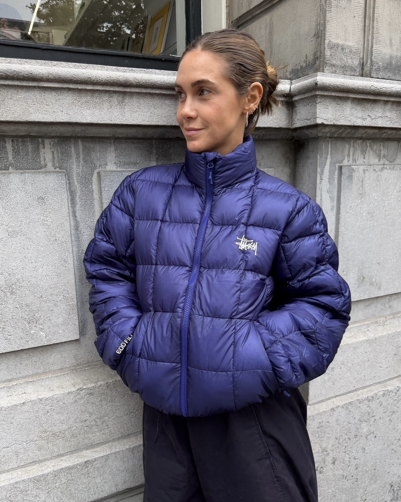 경량 패딩 붐은 이미 왔어🔥
늦지 않게 가볍고 편안한 경량 패딩으로 갈아타 보자🪄🖤

두꺼운 헤비 패딩보다 가볍고 얇은 경량 패딩 2가지를 소개합니다.

1. 피레넥스 시에나 우먼 라이트 웨이트 다운 재킷, 60만 원대
퀼팅 디테일이 돋보이는 이 경량 패딩은 가볍고 발수성이 뛰어난 폴리아미드 소재를 활용했으며, 스냅 버튼, 둥근 카라 디자인을 더해 깔끔하고 데일리하게 활용하기 좋죠. 데님 팬츠와 니트를 매치하면 캐주얼하고 내추럴한 스타일을 연출할 수 있습니다.

2. 스투시 미드웨이트 퍼퍼 아이리스, 30만 원대
하이넥의 작은 자수 로고와 퀼팅 디테일이 돋보이는 이 경량 패딩은 은은한 광택감의 나일론 소재와 깃털과 다운 충전재를 사용해 가볍지만 보온성 있죠. 진보라 계열의 팬츠와 운동화를 패딩에 매치하면 톤온톤 느낌의 스트릿 룩을 완성할 수 있습니다. 이미지6