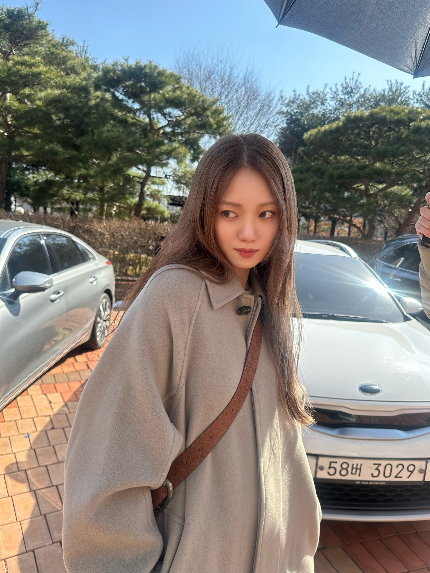 겨울에 꼭 필요한 아우터? 롱코트🧥
클래식한 롱코트가 출근룩부터 데이트룩까지 책임져 줄 거야💛🪄 이미지4