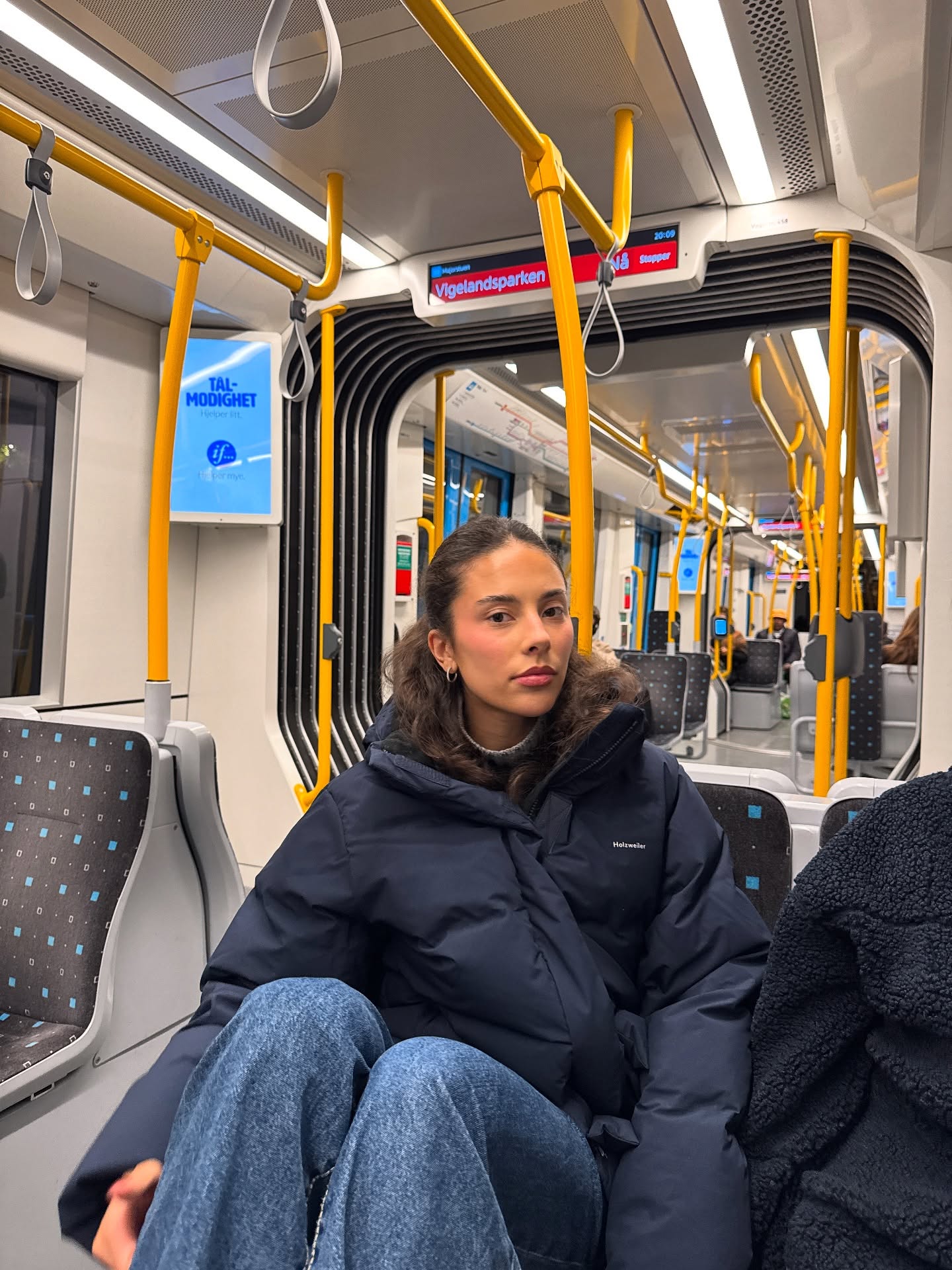 숏 패딩 구입 아직 고민 중?🤔
과한 패턴, 로고 플레이🙅🏻♀️💚 오래 입기 좋은 깔끔한 숏 패딩으로
데일리로 입기 좋은 미니멀한 숏 패딩 2가지를 소개합니다.
1. 아리찌아 더 슈퍼 퍼프 봄버, 20만 원대
크롭한 실루엣의 봄버 패딩은 나일론 소재와 구스 다운 충전재를 활용해 가볍고, 탈부착 가능한 후드, 밑단과 소매의 리브 디테일, 퍼프 다운 특유의 볼륨감이 특징이죠. 블랙진과 운동화를 매치해 주면 내추럴하면서도 스트릿한 무드를 느낄 수 있습니다.
2. 홀츠 베일러 도브레 다운재킷, 100만 원대
하프 기장의 이 패딩은 리사이클 폴리에스터와 덕다운, 오리 깃털 혼합 충전재로 보온성이 뛰어나고, 투웨이 지퍼부터 탈부착 가능한 후드까지 실용적이고 담백한 무드가 느껴지죠. 데님 팬츠와 매치하면 차분하면서도 캐주얼한 데일리룩을 완성할 수 있습니다. 이미지5