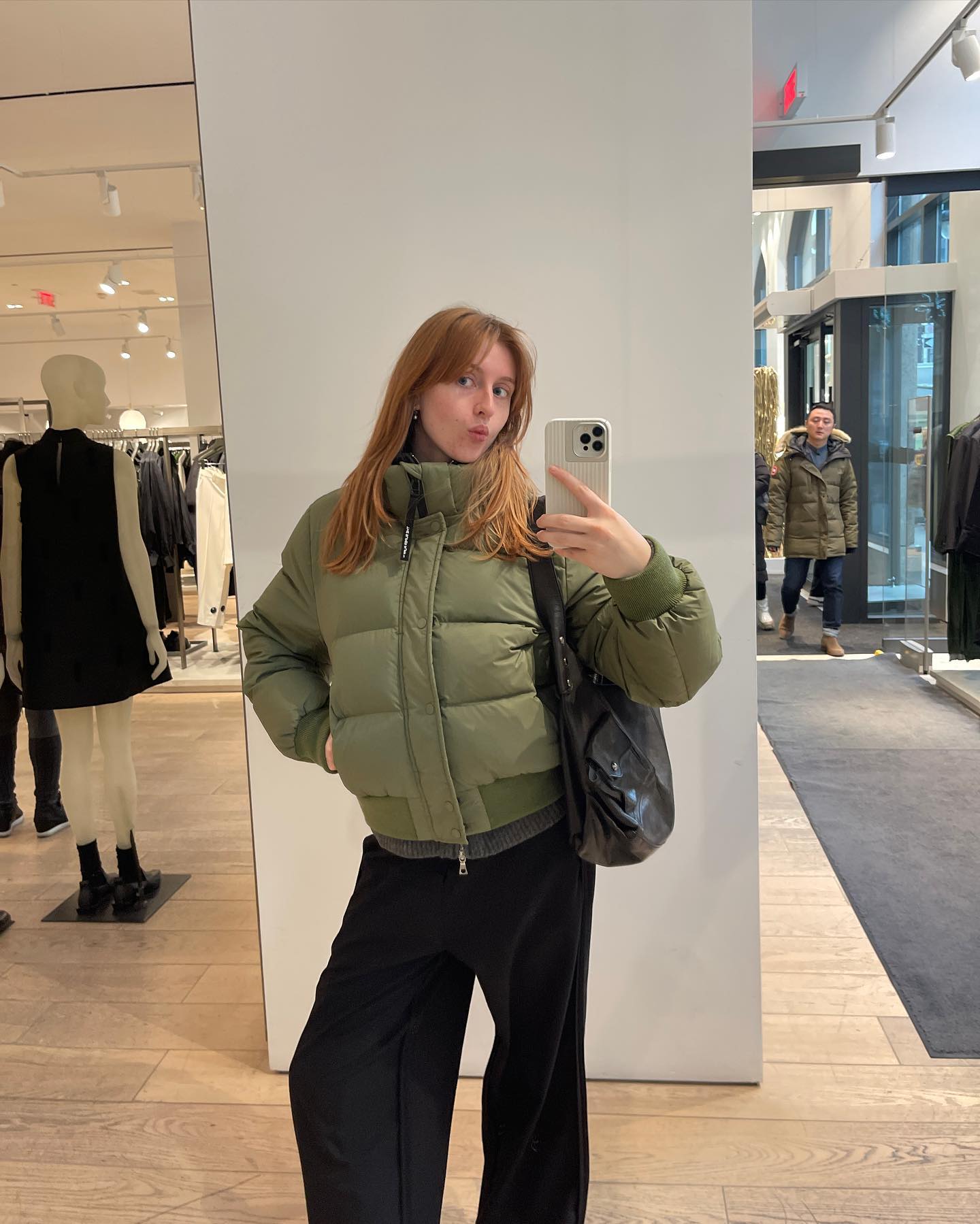 숏 패딩 구입 아직 고민 중?🤔
과한 패턴, 로고 플레이🙅🏻♀️💚 오래 입기 좋은 깔끔한 숏 패딩으로
데일리로 입기 좋은 미니멀한 숏 패딩 2가지를 소개합니다.
1. 아리찌아 더 슈퍼 퍼프 봄버, 20만 원대
크롭한 실루엣의 봄버 패딩은 나일론 소재와 구스 다운 충전재를 활용해 가볍고, 탈부착 가능한 후드, 밑단과 소매의 리브 디테일, 퍼프 다운 특유의 볼륨감이 특징이죠. 블랙진과 운동화를 매치해 주면 내추럴하면서도 스트릿한 무드를 느낄 수 있습니다.
2. 홀츠 베일러 도브레 다운재킷, 100만 원대
하프 기장의 이 패딩은 리사이클 폴리에스터와 덕다운, 오리 깃털 혼합 충전재로 보온성이 뛰어나고, 투웨이 지퍼부터 탈부착 가능한 후드까지 실용적이고 담백한 무드가 느껴지죠. 데님 팬츠와 매치하면 차분하면서도 캐주얼한 데일리룩을 완성할 수 있습니다. 이미지2