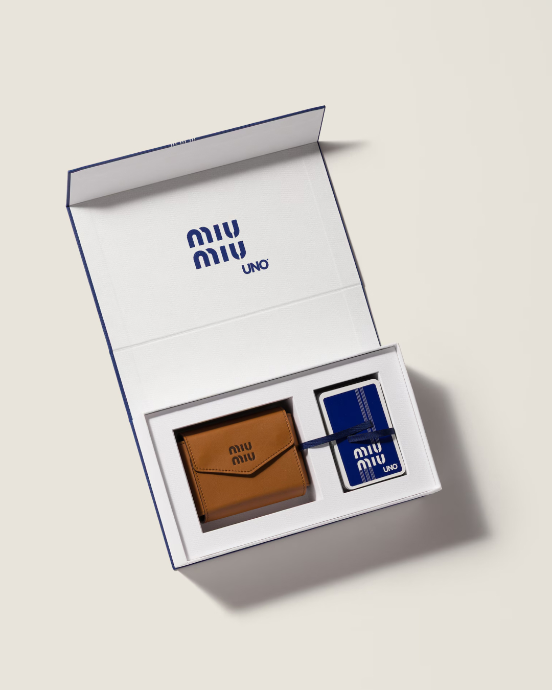 80만 원 우노, 누가 만들었게?😮
미우미우 × 우노, 레더 케이스까지 풀셋으로 공개🃏✨
미우미우와 우노가 80만 원짜리 한정판 카드 게임을 출시했습니다. 특별 그래픽이 적용된 우노 카드와 소가죽으로 만든 레더 케이스, 그리고 스페셜 패키지로 구성되어 있는데요
우노 카드에는 미우미우 로고가 프린팅된 컬렉션 카드가 포함되어 있습니다.미우미우 X 우노 한정판 카드 세트는 현재 미우미우 공식 온라인 스토어에서 구매할 수 있습니다. 이미지1