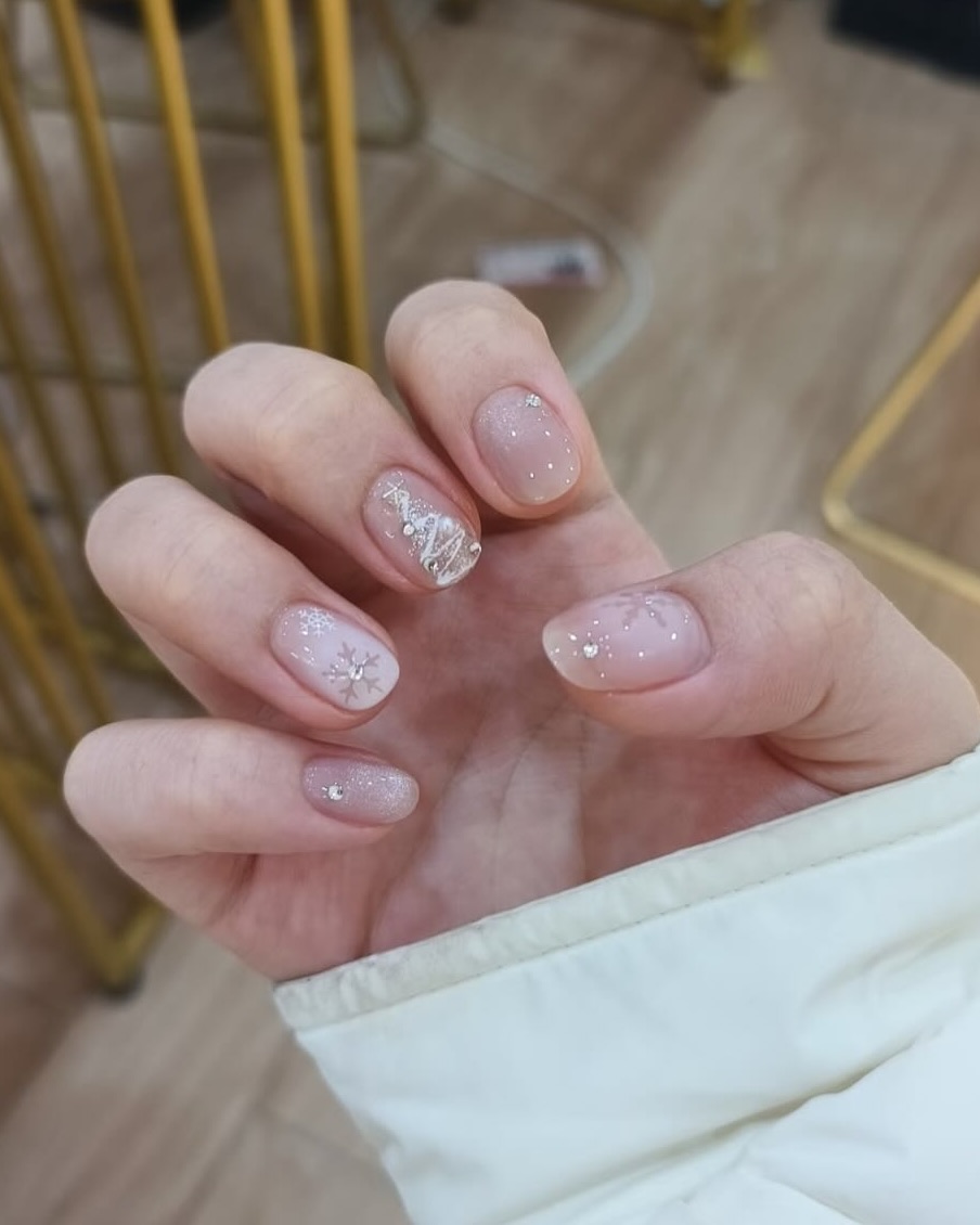 몽글몽글 영롱한 스팽글 네일✨
크리스마스 전🤍🎄 화이트 스팽글 네일 @참고해서 네일샵 예약! 이미지4