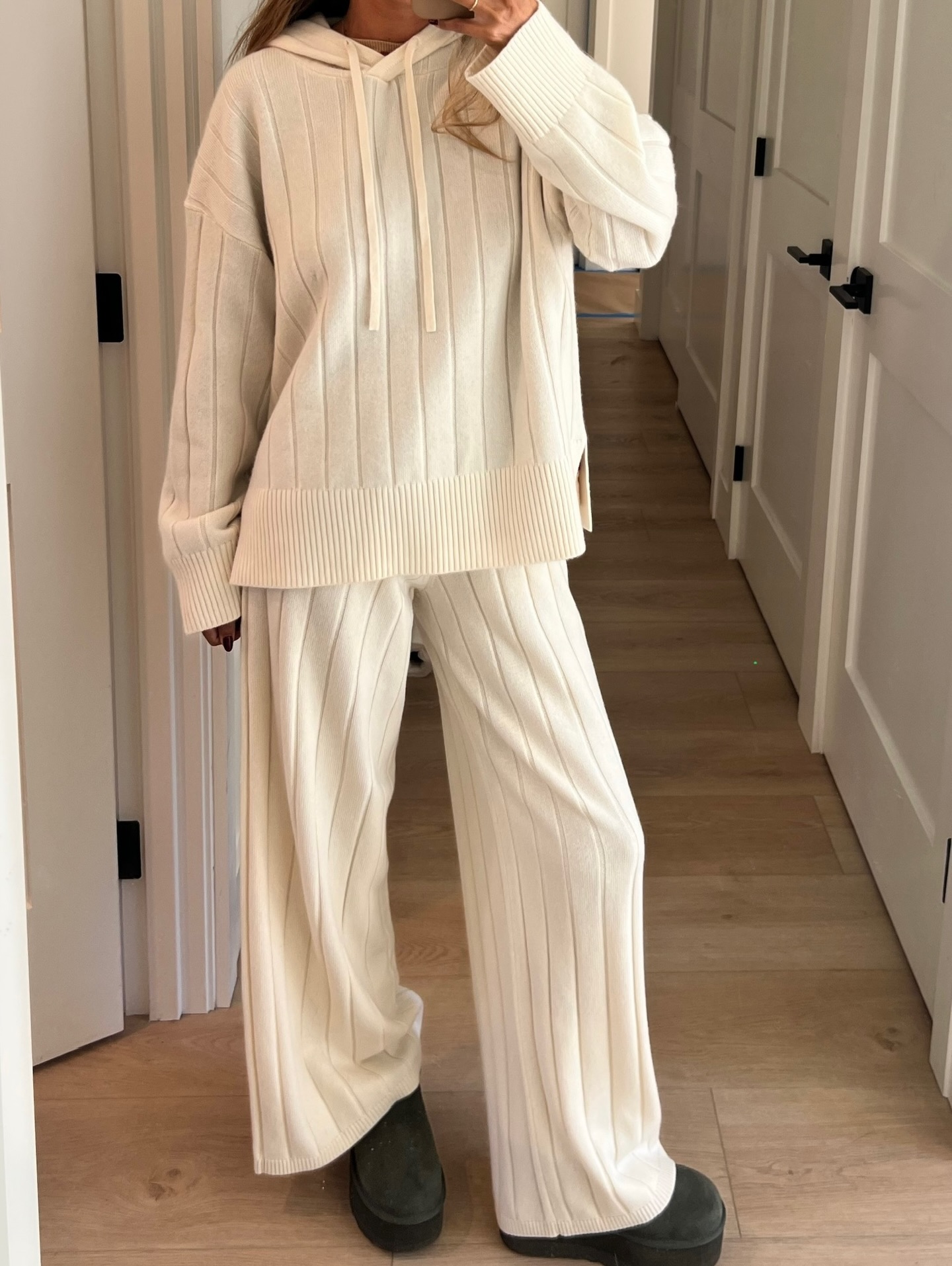 편하고 예쁜 건 셋업이지🤍
집 앞부터 카페까지 실패 없는 조합🏡✨ 이미지1