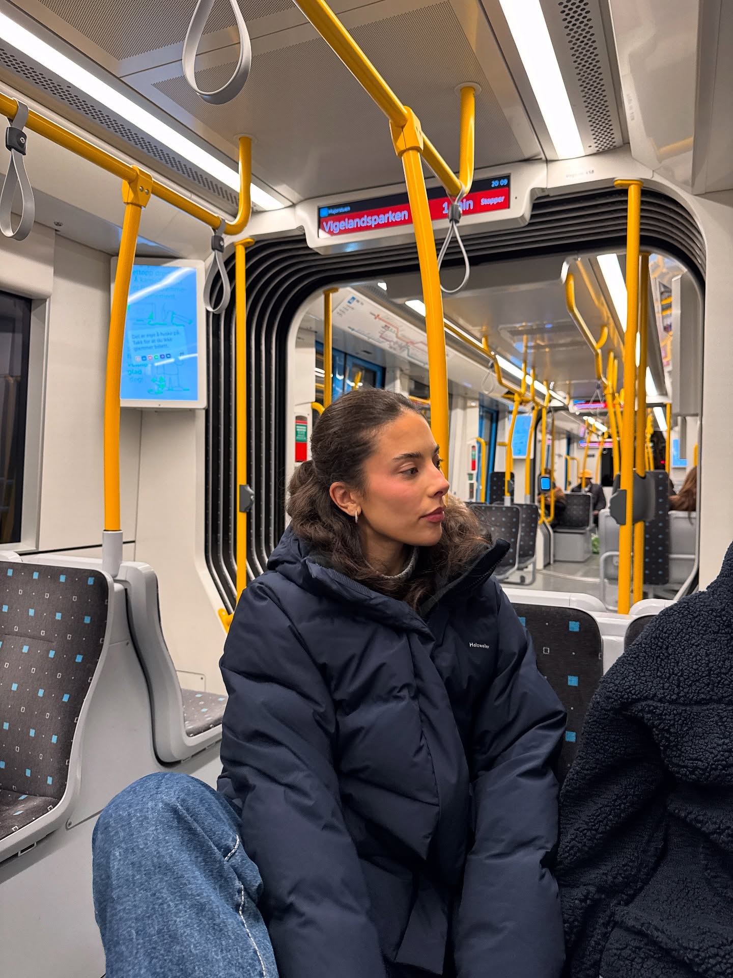 숏 패딩 구입 아직 고민 중?🤔
과한 패턴, 로고 플레이🙅🏻♀️💚 오래 입기 좋은 깔끔한 숏 패딩으로
데일리로 입기 좋은 미니멀한 숏 패딩 2가지를 소개합니다.
1. 아리찌아 더 슈퍼 퍼프 봄버, 20만 원대
크롭한 실루엣의 봄버 패딩은 나일론 소재와 구스 다운 충전재를 활용해 가볍고, 탈부착 가능한 후드, 밑단과 소매의 리브 디테일, 퍼프 다운 특유의 볼륨감이 특징이죠. 블랙진과 운동화를 매치해 주면 내추럴하면서도 스트릿한 무드를 느낄 수 있습니다.
2. 홀츠 베일러 도브레 다운재킷, 100만 원대
하프 기장의 이 패딩은 리사이클 폴리에스터와 덕다운, 오리 깃털 혼합 충전재로 보온성이 뛰어나고, 투웨이 지퍼부터 탈부착 가능한 후드까지 실용적이고 담백한 무드가 느껴지죠. 데님 팬츠와 매치하면 차분하면서도 캐주얼한 데일리룩을 완성할 수 있습니다. 이미지6