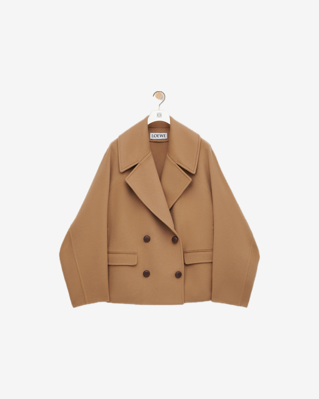 숏 코트 좋아하는 사람?👋🏻
미니멀한 로베에 숏 코트 참고해🔍🤎 겨울 아우터 고민 끝내봐
로에베의 클래식한 숏 코트 2가지를 소개합니다.
1. 페블 피코트, 400만 원대
김유정이 입은 스카이 블루 숏 코트는 양면 울 소재로 넓은 라펠과 볼드한 칼라, 로에베의 아이코닉한 아나그램 페블 버튼이 포인트죠. 앙고라 니트와 미니스커트와 매치해 원피스처럼 연출하며, 페미닌하면서도 발랄한 무드를 연출했습니다.
2. 울 숏코트, 400만 원대
최지우가 착용한 숏 코트는 탄탄한 울 소재로 노치드 라펠, 브랜드 시그니처 가죽 커버 버튼 디테일이 돋보이는 하프 기장의 더플코트죠. 흑청 팬츠와 스니커즈를 매치해 클래식한 무드에 모던함을 더하며, 출근룩으로 입기 좋은 조합입니다. 이미지8