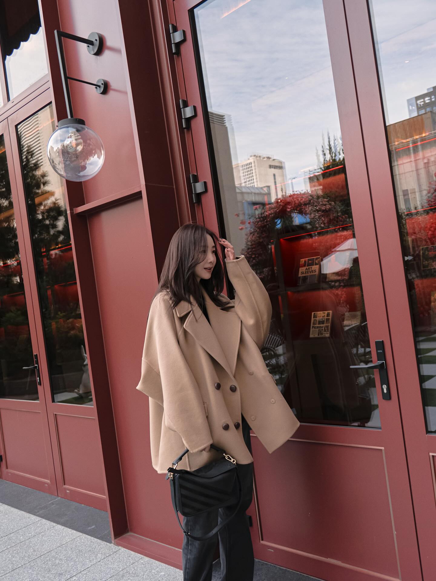 숏 코트 좋아하는 사람?👋🏻
미니멀한 로베에 숏 코트 참고해🔍🤎 겨울 아우터 고민 끝내봐
로에베의 클래식한 숏 코트 2가지를 소개합니다.
1. 페블 피코트, 400만 원대
김유정이 입은 스카이 블루 숏 코트는 양면 울 소재로 넓은 라펠과 볼드한 칼라, 로에베의 아이코닉한 아나그램 페블 버튼이 포인트죠. 앙고라 니트와 미니스커트와 매치해 원피스처럼 연출하며, 페미닌하면서도 발랄한 무드를 연출했습니다.
2. 울 숏코트, 400만 원대
최지우가 착용한 숏 코트는 탄탄한 울 소재로 노치드 라펠, 브랜드 시그니처 가죽 커버 버튼 디테일이 돋보이는 하프 기장의 더플코트죠. 흑청 팬츠와 스니커즈를 매치해 클래식한 무드에 모던함을 더하며, 출근룩으로 입기 좋은 조합입니다. 이미지5