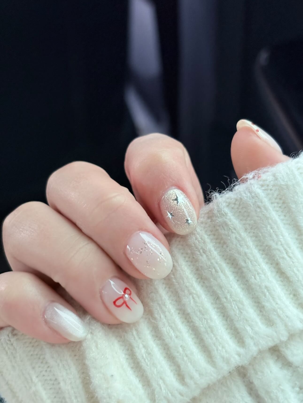 몽글몽글 영롱한 스팽글 네일✨
크리스마스 전🤍🎄 화이트 스팽글 네일 @참고해서 네일샵 예약! 이미지7