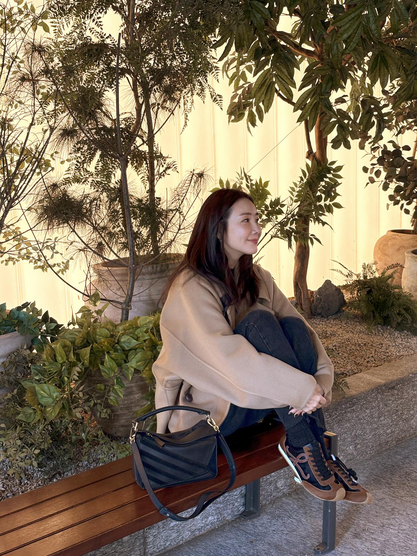 숏 코트 좋아하는 사람?👋🏻
미니멀한 로베에 숏 코트 참고해🔍🤎 겨울 아우터 고민 끝내봐
로에베의 클래식한 숏 코트 2가지를 소개합니다.
1. 페블 피코트, 400만 원대
김유정이 입은 스카이 블루 숏 코트는 양면 울 소재로 넓은 라펠과 볼드한 칼라, 로에베의 아이코닉한 아나그램 페블 버튼이 포인트죠. 앙고라 니트와 미니스커트와 매치해 원피스처럼 연출하며, 페미닌하면서도 발랄한 무드를 연출했습니다.
2. 울 숏코트, 400만 원대
최지우가 착용한 숏 코트는 탄탄한 울 소재로 노치드 라펠, 브랜드 시그니처 가죽 커버 버튼 디테일이 돋보이는 하프 기장의 더플코트죠. 흑청 팬츠와 스니커즈를 매치해 클래식한 무드에 모던함을 더하며, 출근룩으로 입기 좋은 조합입니다. 이미지6