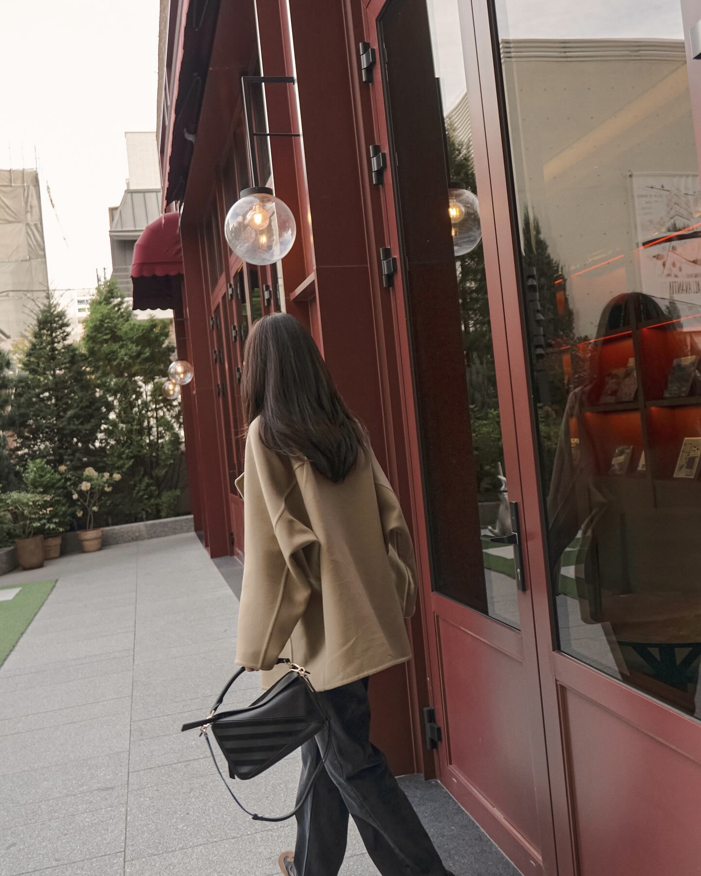 숏 코트 좋아하는 사람?👋🏻
미니멀한 로베에 숏 코트 참고해🔍🤎 겨울 아우터 고민 끝내봐
로에베의 클래식한 숏 코트 2가지를 소개합니다.
1. 페블 피코트, 400만 원대
김유정이 입은 스카이 블루 숏 코트는 양면 울 소재로 넓은 라펠과 볼드한 칼라, 로에베의 아이코닉한 아나그램 페블 버튼이 포인트죠. 앙고라 니트와 미니스커트와 매치해 원피스처럼 연출하며, 페미닌하면서도 발랄한 무드를 연출했습니다.
2. 울 숏코트, 400만 원대
최지우가 착용한 숏 코트는 탄탄한 울 소재로 노치드 라펠, 브랜드 시그니처 가죽 커버 버튼 디테일이 돋보이는 하프 기장의 더플코트죠. 흑청 팬츠와 스니커즈를 매치해 클래식한 무드에 모던함을 더하며, 출근룩으로 입기 좋은 조합입니다. 이미지7