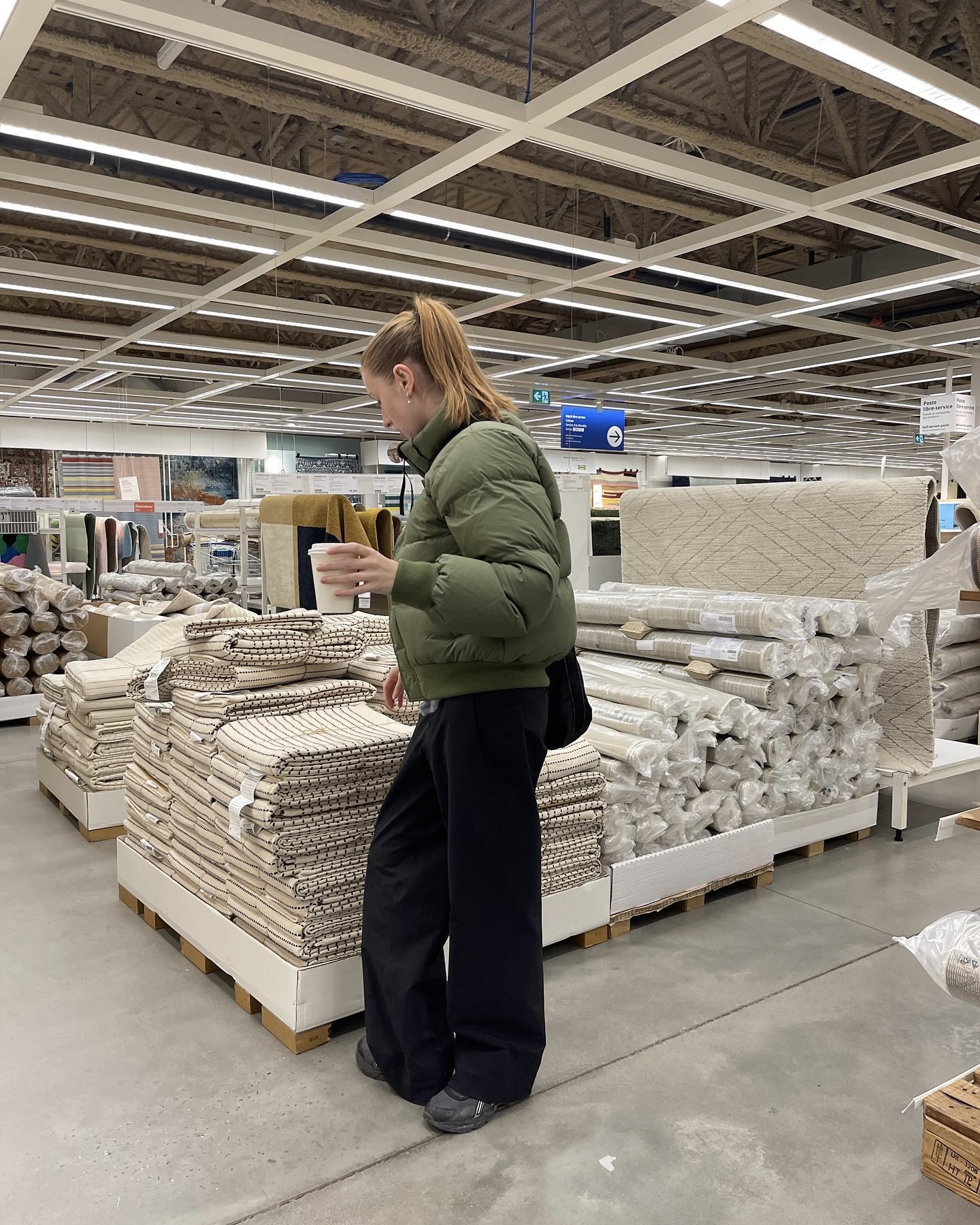 숏 패딩 구입 아직 고민 중?🤔
과한 패턴, 로고 플레이🙅🏻♀️💚 오래 입기 좋은 깔끔한 숏 패딩으로
데일리로 입기 좋은 미니멀한 숏 패딩 2가지를 소개합니다.
1. 아리찌아 더 슈퍼 퍼프 봄버, 20만 원대
크롭한 실루엣의 봄버 패딩은 나일론 소재와 구스 다운 충전재를 활용해 가볍고, 탈부착 가능한 후드, 밑단과 소매의 리브 디테일, 퍼프 다운 특유의 볼륨감이 특징이죠. 블랙진과 운동화를 매치해 주면 내추럴하면서도 스트릿한 무드를 느낄 수 있습니다.
2. 홀츠 베일러 도브레 다운재킷, 100만 원대
하프 기장의 이 패딩은 리사이클 폴리에스터와 덕다운, 오리 깃털 혼합 충전재로 보온성이 뛰어나고, 투웨이 지퍼부터 탈부착 가능한 후드까지 실용적이고 담백한 무드가 느껴지죠. 데님 팬츠와 매치하면 차분하면서도 캐주얼한 데일리룩을 완성할 수 있습니다. 이미지3