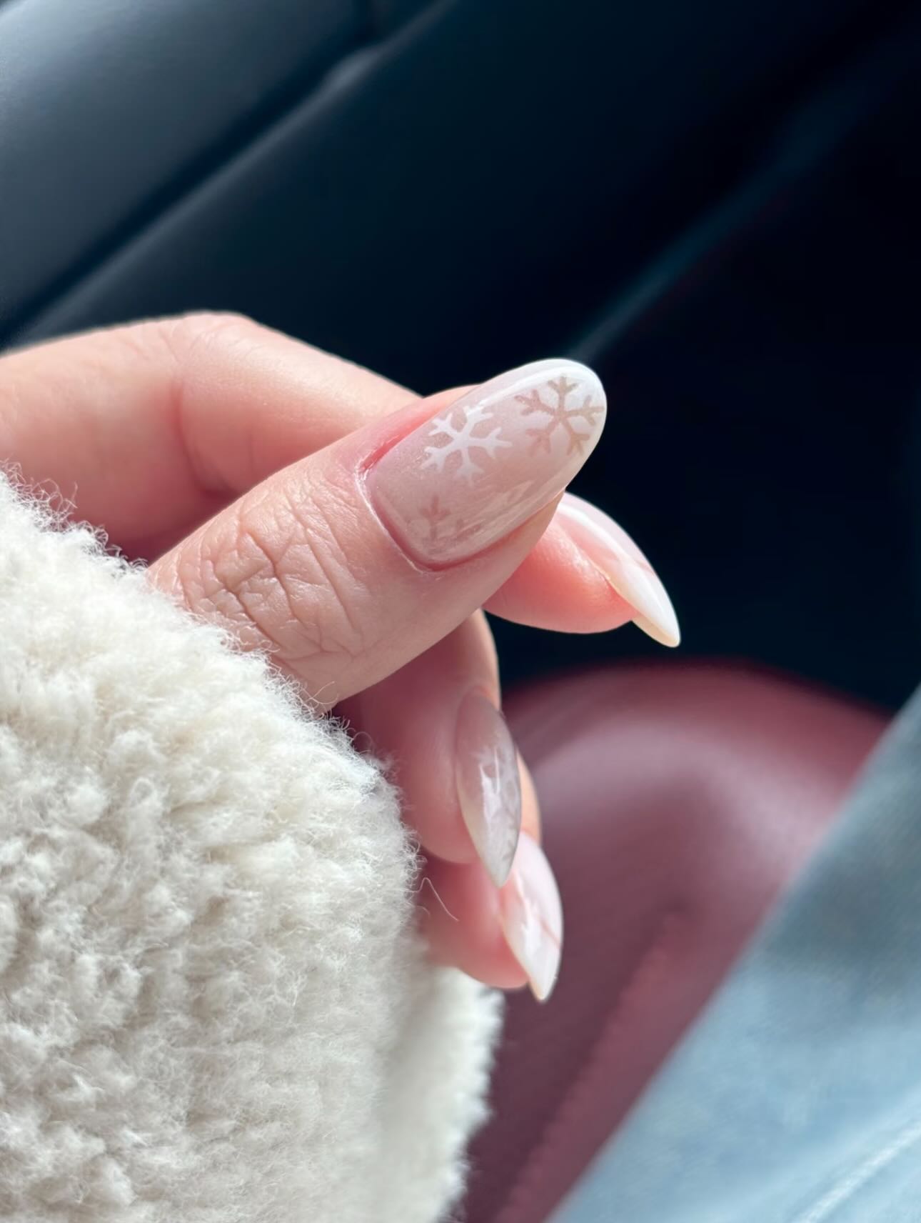 몽글몽글 영롱한 스팽글 네일✨
크리스마스 전🤍🎄 화이트 스팽글 네일 @참고해서 네일샵 예약! 이미지2