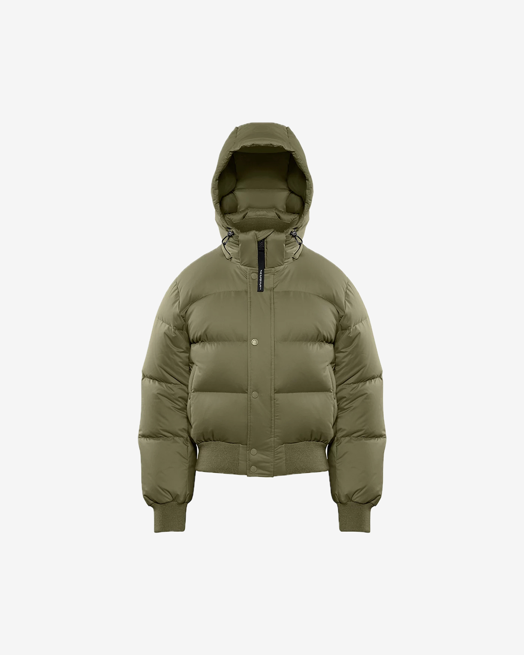 숏 패딩 구입 아직 고민 중?🤔
과한 패턴, 로고 플레이🙅🏻♀️💚 오래 입기 좋은 깔끔한 숏 패딩으로
데일리로 입기 좋은 미니멀한 숏 패딩 2가지를 소개합니다.
1. 아리찌아 더 슈퍼 퍼프 봄버, 20만 원대
크롭한 실루엣의 봄버 패딩은 나일론 소재와 구스 다운 충전재를 활용해 가볍고, 탈부착 가능한 후드, 밑단과 소매의 리브 디테일, 퍼프 다운 특유의 볼륨감이 특징이죠. 블랙진과 운동화를 매치해 주면 내추럴하면서도 스트릿한 무드를 느낄 수 있습니다.
2. 홀츠 베일러 도브레 다운재킷, 100만 원대
하프 기장의 이 패딩은 리사이클 폴리에스터와 덕다운, 오리 깃털 혼합 충전재로 보온성이 뛰어나고, 투웨이 지퍼부터 탈부착 가능한 후드까지 실용적이고 담백한 무드가 느껴지죠. 데님 팬츠와 매치하면 차분하면서도 캐주얼한 데일리룩을 완성할 수 있습니다. 이미지4