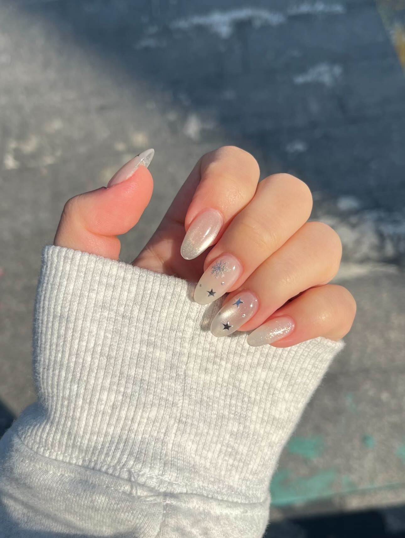 몽글몽글 영롱한 스팽글 네일✨
크리스마스 전🤍🎄 화이트 스팽글 네일 @참고해서 네일샵 예약! 이미지1