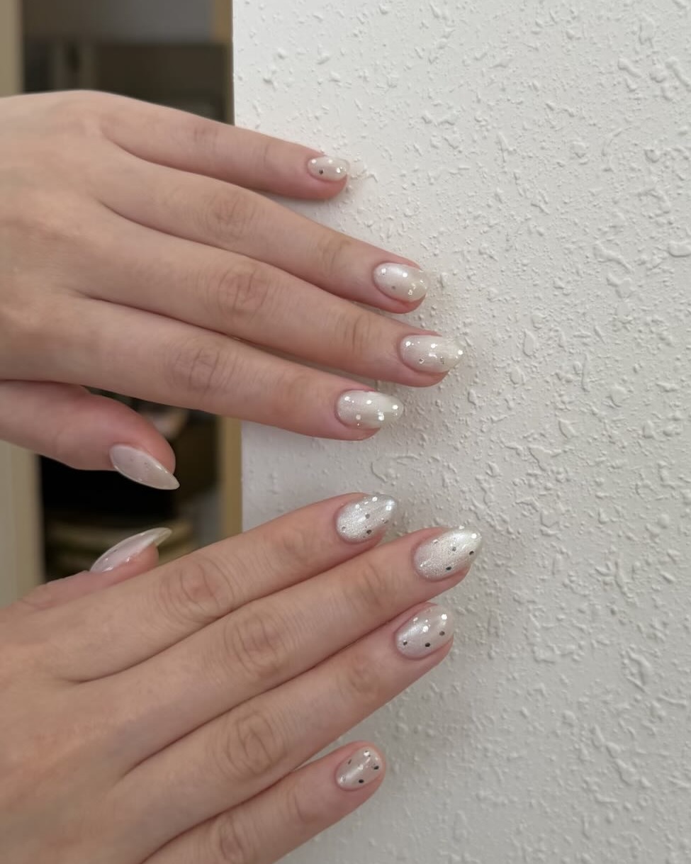 몽글몽글 영롱한 스팽글 네일✨
크리스마스 전🤍🎄 화이트 스팽글 네일 @참고해서 네일샵 예약! 이미지3