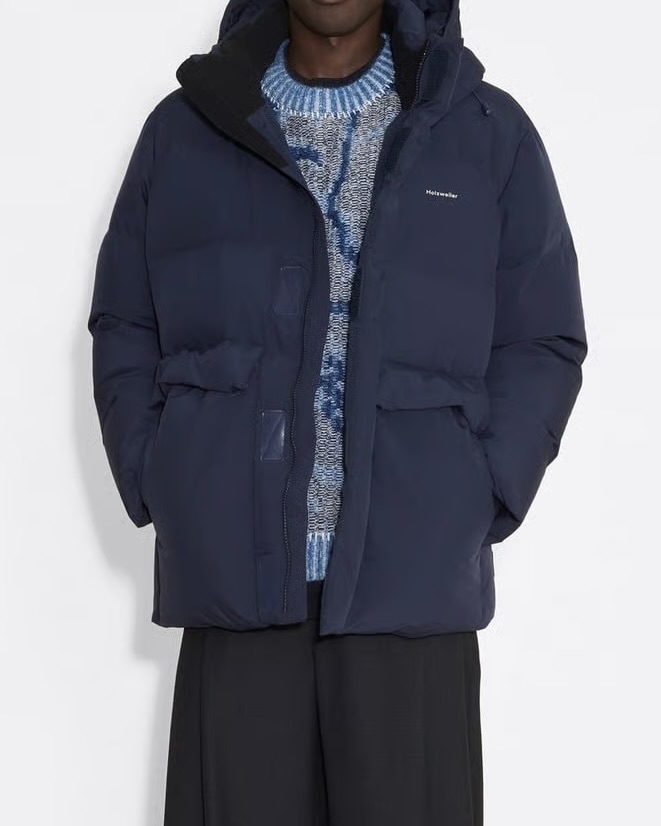 숏 패딩 구입 아직 고민 중?🤔
과한 패턴, 로고 플레이🙅🏻♀️💚 오래 입기 좋은 깔끔한 숏 패딩으로
데일리로 입기 좋은 미니멀한 숏 패딩 2가지를 소개합니다.
1. 아리찌아 더 슈퍼 퍼프 봄버, 20만 원대
크롭한 실루엣의 봄버 패딩은 나일론 소재와 구스 다운 충전재를 활용해 가볍고, 탈부착 가능한 후드, 밑단과 소매의 리브 디테일, 퍼프 다운 특유의 볼륨감이 특징이죠. 블랙진과 운동화를 매치해 주면 내추럴하면서도 스트릿한 무드를 느낄 수 있습니다.
2. 홀츠 베일러 도브레 다운재킷, 100만 원대
하프 기장의 이 패딩은 리사이클 폴리에스터와 덕다운, 오리 깃털 혼합 충전재로 보온성이 뛰어나고, 투웨이 지퍼부터 탈부착 가능한 후드까지 실용적이고 담백한 무드가 느껴지죠. 데님 팬츠와 매치하면 차분하면서도 캐주얼한 데일리룩을 완성할 수 있습니다. 이미지7