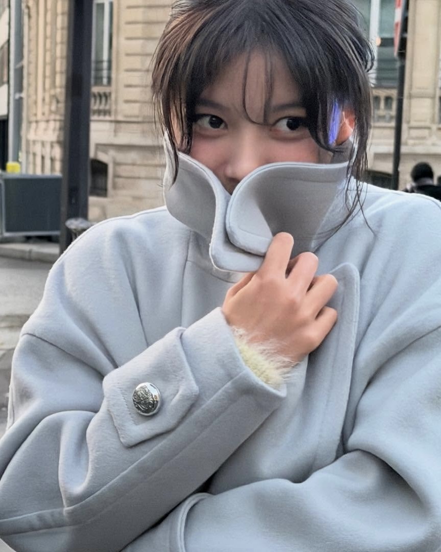 숏 코트 좋아하는 사람?👋🏻
미니멀한 로베에 숏 코트 참고해🔍🤎 겨울 아우터 고민 끝내봐
로에베의 클래식한 숏 코트 2가지를 소개합니다.
1. 페블 피코트, 400만 원대
김유정이 입은 스카이 블루 숏 코트는 양면 울 소재로 넓은 라펠과 볼드한 칼라, 로에베의 아이코닉한 아나그램 페블 버튼이 포인트죠. 앙고라 니트와 미니스커트와 매치해 원피스처럼 연출하며, 페미닌하면서도 발랄한 무드를 연출했습니다.
2. 울 숏코트, 400만 원대
최지우가 착용한 숏 코트는 탄탄한 울 소재로 노치드 라펠, 브랜드 시그니처 가죽 커버 버튼 디테일이 돋보이는 하프 기장의 더플코트죠. 흑청 팬츠와 스니커즈를 매치해 클래식한 무드에 모던함을 더하며, 출근룩으로 입기 좋은 조합입니다. 이미지1