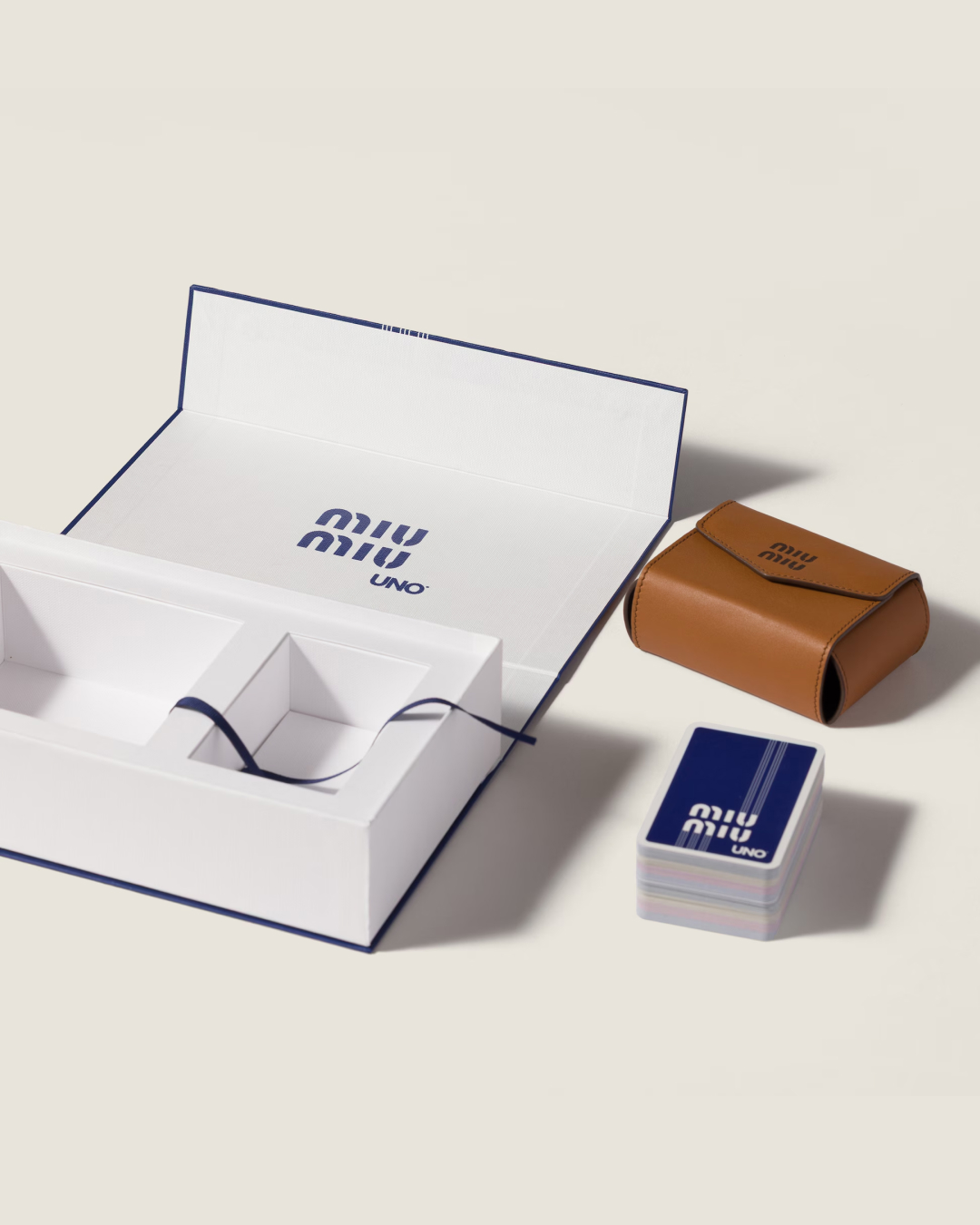 80만 원 우노, 누가 만들었게?😮
미우미우 × 우노, 레더 케이스까지 풀셋으로 공개🃏✨
미우미우와 우노가 80만 원짜리 한정판 카드 게임을 출시했습니다. 특별 그래픽이 적용된 우노 카드와 소가죽으로 만든 레더 케이스, 그리고 스페셜 패키지로 구성되어 있는데요
우노 카드에는 미우미우 로고가 프린팅된 컬렉션 카드가 포함되어 있습니다.미우미우 X 우노 한정판 카드 세트는 현재 미우미우 공식 온라인 스토어에서 구매할 수 있습니다. 이미지4