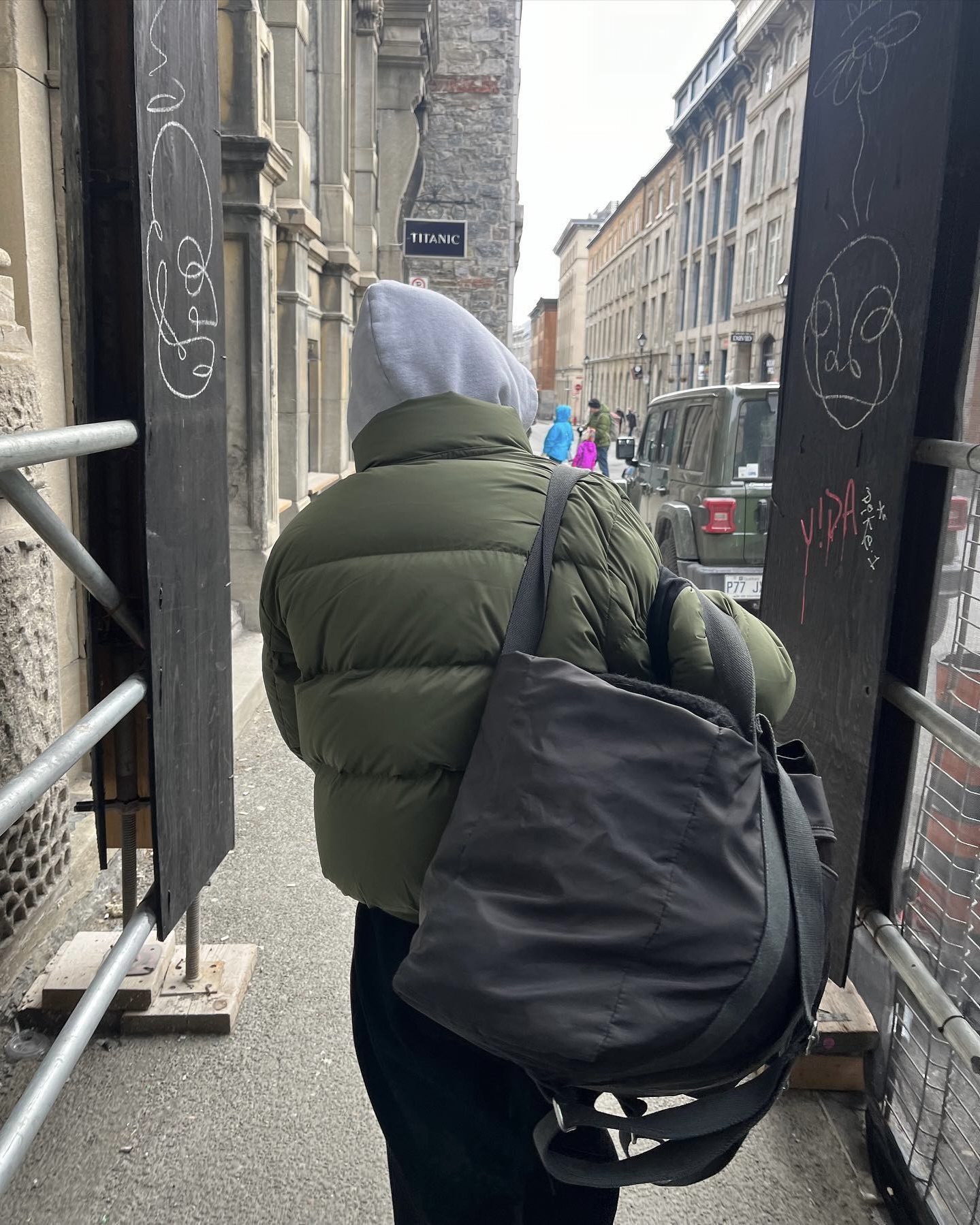 숏 패딩 구입 아직 고민 중?🤔
과한 패턴, 로고 플레이🙅🏻♀️💚 오래 입기 좋은 깔끔한 숏 패딩으로
데일리로 입기 좋은 미니멀한 숏 패딩 2가지를 소개합니다.
1. 아리찌아 더 슈퍼 퍼프 봄버, 20만 원대
크롭한 실루엣의 봄버 패딩은 나일론 소재와 구스 다운 충전재를 활용해 가볍고, 탈부착 가능한 후드, 밑단과 소매의 리브 디테일, 퍼프 다운 특유의 볼륨감이 특징이죠. 블랙진과 운동화를 매치해 주면 내추럴하면서도 스트릿한 무드를 느낄 수 있습니다.
2. 홀츠 베일러 도브레 다운재킷, 100만 원대
하프 기장의 이 패딩은 리사이클 폴리에스터와 덕다운, 오리 깃털 혼합 충전재로 보온성이 뛰어나고, 투웨이 지퍼부터 탈부착 가능한 후드까지 실용적이고 담백한 무드가 느껴지죠. 데님 팬츠와 매치하면 차분하면서도 캐주얼한 데일리룩을 완성할 수 있습니다. 이미지1