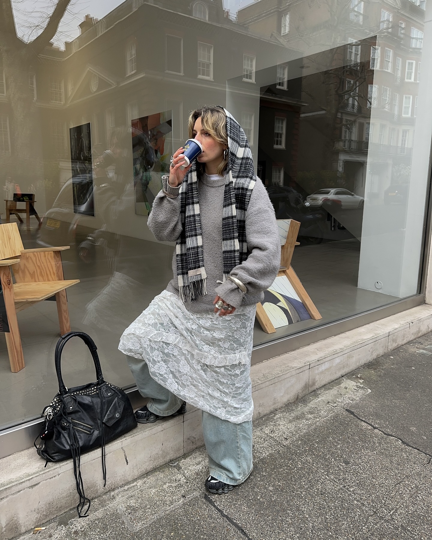 레이스는 어떻게 입어야 할까?🤔
부담스럽지 않게 즐기는 레이스 스타일링팁 아르켜 줄게🔍👀
레이스 활용법 3가지 참고해 보세요.
1. 바지랑 레이어드
레이스 스커트나 원피스를 바지와 레이어링 하면 트렌디하면서 세련된 룩을 만들어 주는데요. 데님이랑 매치하면 꾸안꾸 무드로, 슬랙스와 입으면 페미닌한 분위기를 완성할 수 있습니다.
2. 니트와 레이어드
겨울에 가장 활용도 높은 조합은 레이스 위에 니트나 셔츠를 더하는 건데요. 이 조합은 부담스럽지 않아 데일리로 입기 좋고 니트를 매치하면 차분함을, 셔츠를 입으면 모던한 무드를 연출할 수 있습니다.
3. 레이스 스타킹
연말 시즌에는 레이스 스타킹으로 확실한 포인트를 주는 건 어떨까요? 원피스나 숏한 하의와 매치하면 여성스럽고 러블리한 무드가 확 느껴지고, 룩 전체에 섬세한 디테일을 더해줍니다. 이미지4