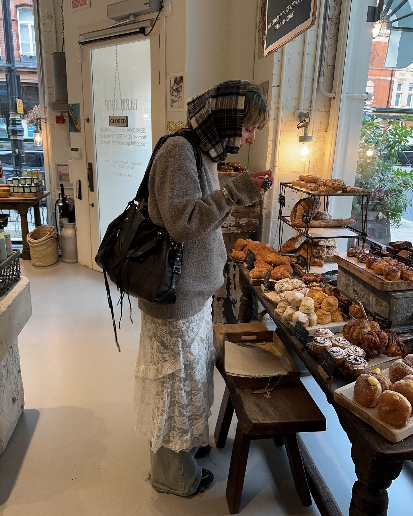 레이스는 어떻게 입어야 할까?🤔
부담스럽지 않게 즐기는 레이스 스타일링팁 아르켜 줄게🔍👀
레이스 활용법 3가지 참고해 보세요.
1. 바지랑 레이어드
레이스 스커트나 원피스를 바지와 레이어링 하면 트렌디하면서 세련된 룩을 만들어 주는데요. 데님이랑 매치하면 꾸안꾸 무드로, 슬랙스와 입으면 페미닌한 분위기를 완성할 수 있습니다.
2. 니트와 레이어드
겨울에 가장 활용도 높은 조합은 레이스 위에 니트나 셔츠를 더하는 건데요. 이 조합은 부담스럽지 않아 데일리로 입기 좋고 니트를 매치하면 차분함을, 셔츠를 입으면 모던한 무드를 연출할 수 있습니다.
3. 레이스 스타킹
연말 시즌에는 레이스 스타킹으로 확실한 포인트를 주는 건 어떨까요? 원피스나 숏한 하의와 매치하면 여성스럽고 러블리한 무드가 확 느껴지고, 룩 전체에 섬세한 디테일을 더해줍니다. 이미지1