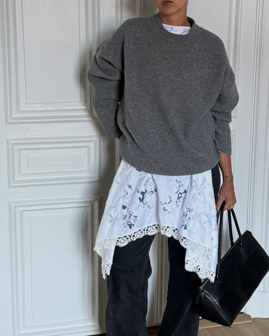 레이스는 어떻게 입어야 할까?🤔
부담스럽지 않게 즐기는 레이스 스타일링팁 아르켜 줄게🔍👀
레이스 활용법 3가지 참고해 보세요.
1. 바지랑 레이어드
레이스 스커트나 원피스를 바지와 레이어링 하면 트렌디하면서 세련된 룩을 만들어 주는데요. 데님이랑 매치하면 꾸안꾸 무드로, 슬랙스와 입으면 페미닌한 분위기를 완성할 수 있습니다.
2. 니트와 레이어드
겨울에 가장 활용도 높은 조합은 레이스 위에 니트나 셔츠를 더하는 건데요. 이 조합은 부담스럽지 않아 데일리로 입기 좋고 니트를 매치하면 차분함을, 셔츠를 입으면 모던한 무드를 연출할 수 있습니다.
3. 레이스 스타킹
연말 시즌에는 레이스 스타킹으로 확실한 포인트를 주는 건 어떨까요? 원피스나 숏한 하의와 매치하면 여성스럽고 러블리한 무드가 확 느껴지고, 룩 전체에 섬세한 디테일을 더해줍니다. 이미지5