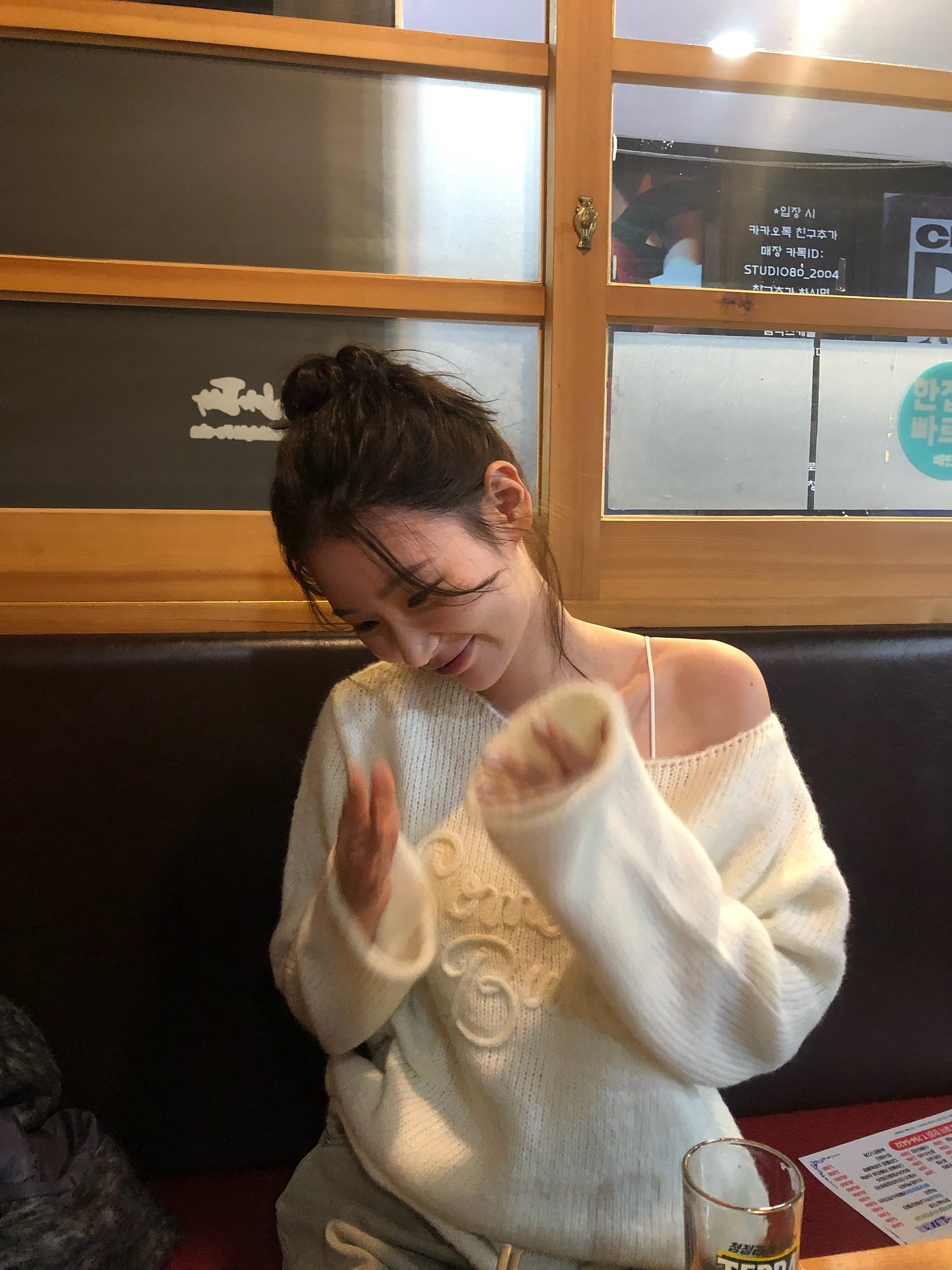 아우터 안에 숨겨둔 오픈숄더😳
춥다고 다 가릴 필요는 없잖아? 오픈숄더 매력은 바로 갭차이🖤🐈‍⬛ 이미지4