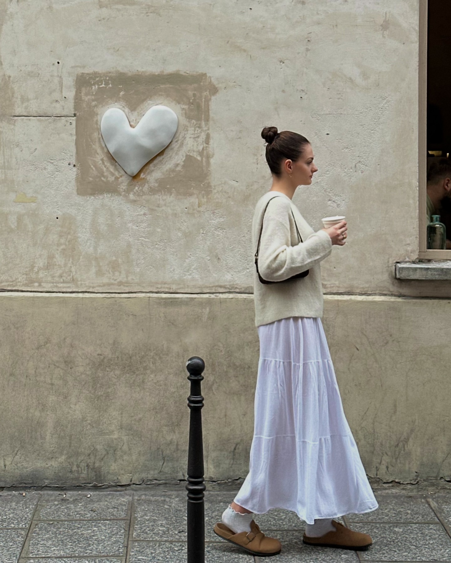 겨울룩을 밝혀주는 화이트 스커트🤍
무채색 상의에 화이트 스커트를 더하면 분위기가 환해질 거야✨🪄 이미지5