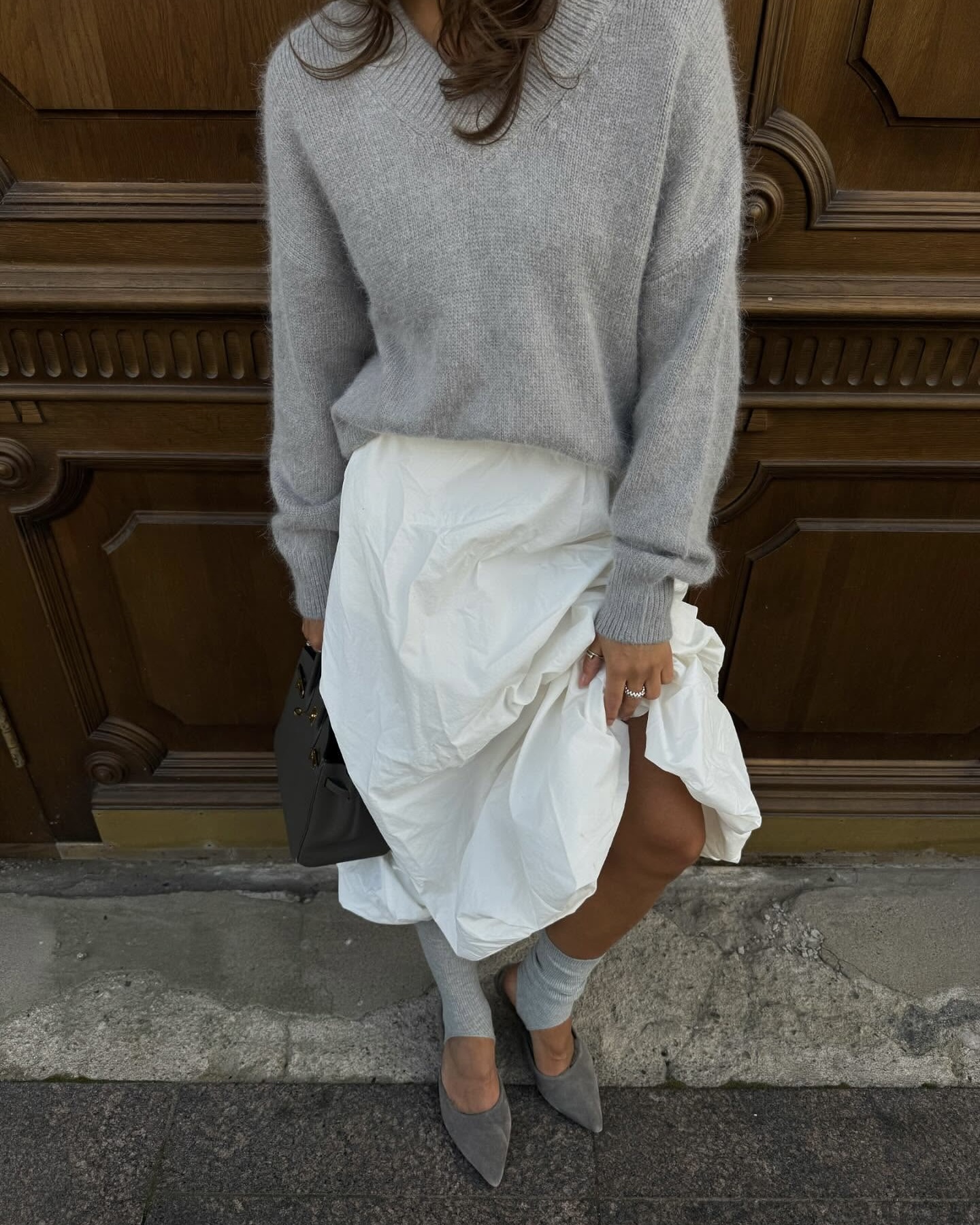 겨울룩을 밝혀주는 화이트 스커트🤍
무채색 상의에 화이트 스커트를 더하면 분위기가 환해질 거야✨🪄 이미지1