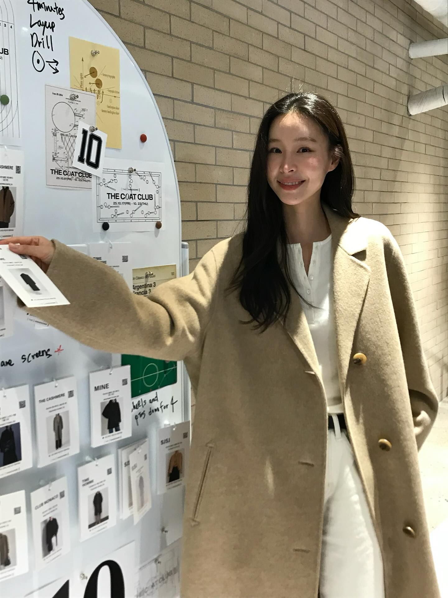 어두운 아우터에 화이트 팬츠 환기✨
올해의 컬러 클라우드 댄서인 화이트 팬츠로 산뜻함 더하자🤍💨 이미지7