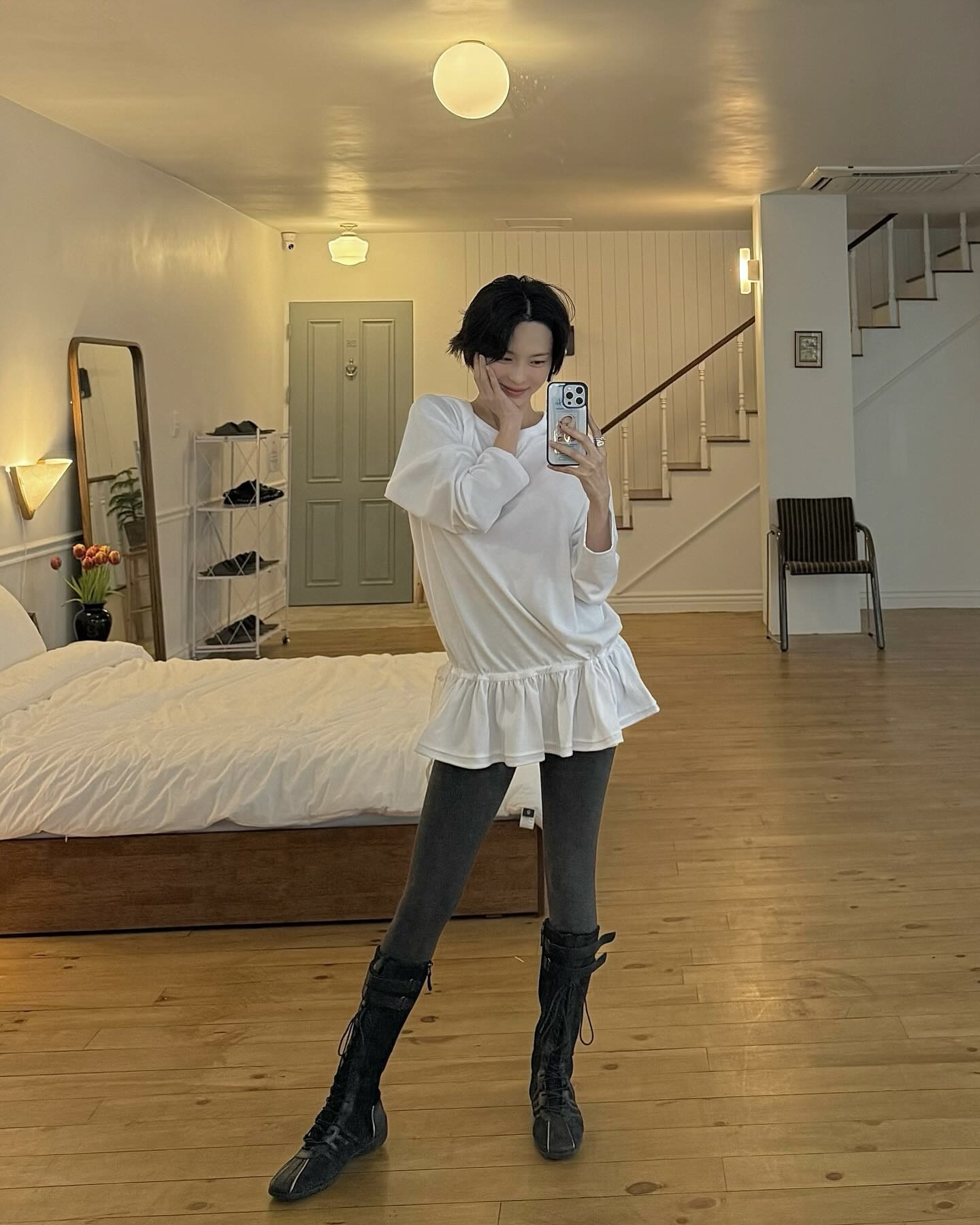 겨울 스커트룩의 필수템?스타킹☑️
블랙, 차콜, 그레이로 스타킹으로 톤만 슬쩍 바꿔줘🩶🖤 이미지1