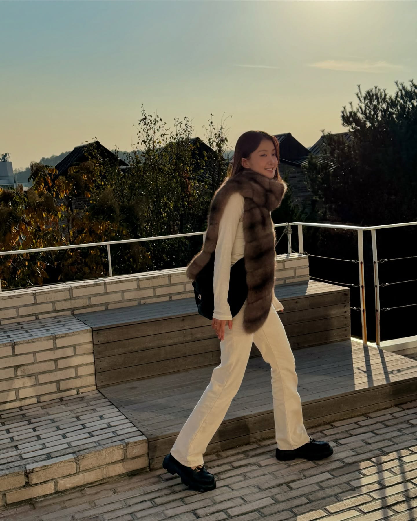 어두운 아우터에 화이트 팬츠 환기✨
올해의 컬러 클라우드 댄서인 화이트 팬츠로 산뜻함 더하자🤍💨 이미지4