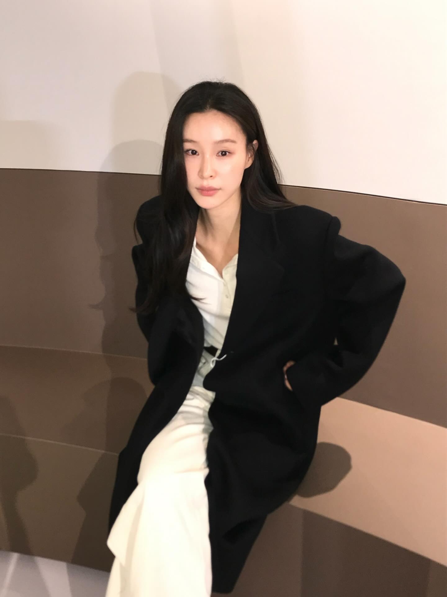 어두운 아우터에 화이트 팬츠 환기✨
올해의 컬러 클라우드 댄서인 화이트 팬츠로 산뜻함 더하자🤍💨 이미지5