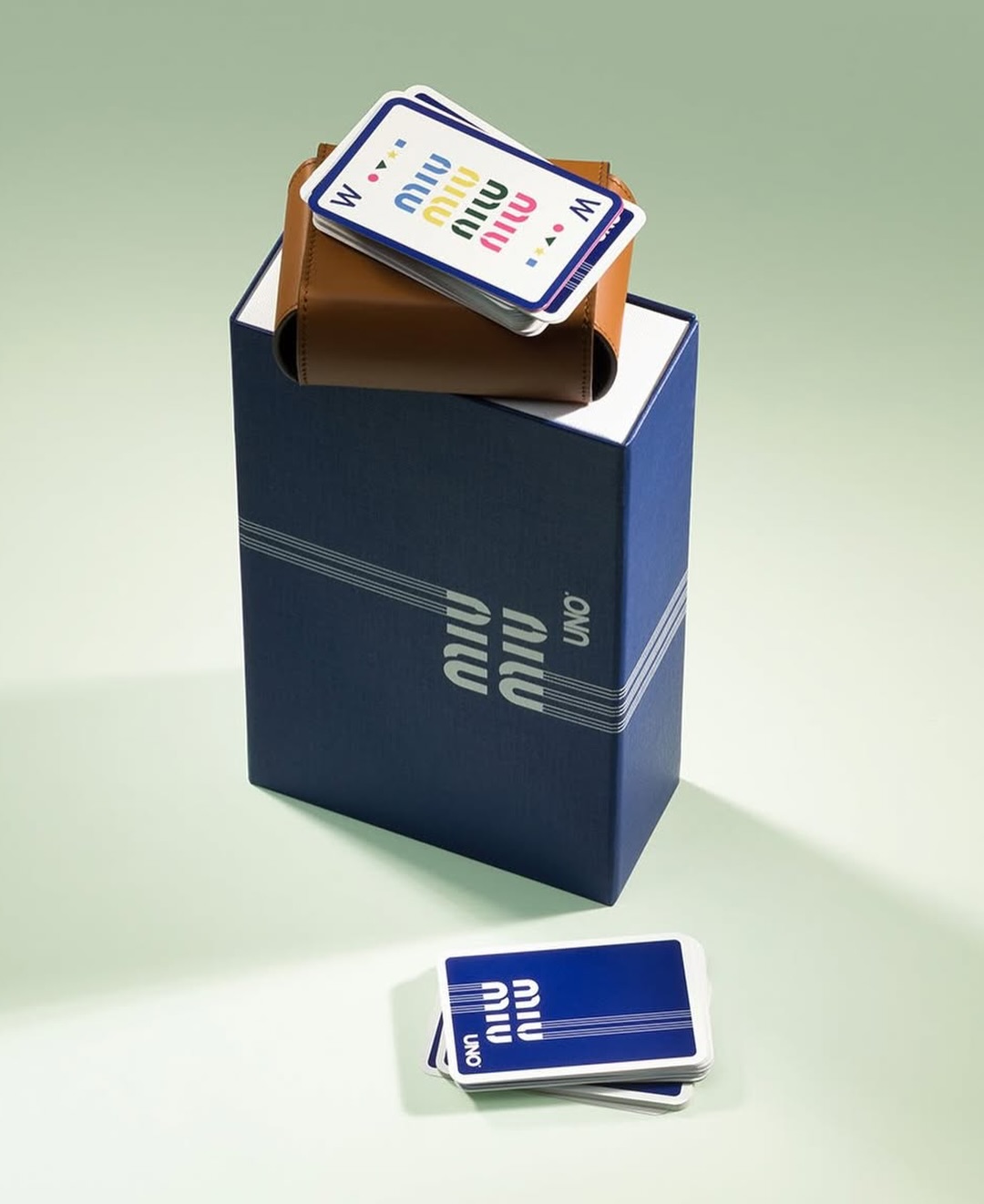 80만 원 우노, 누가 만들었게?😮
미우미우 × 우노, 레더 케이스까지 풀셋으로 공개🃏✨
미우미우와 우노가 80만 원짜리 한정판 카드 게임을 출시했습니다. 특별 그래픽이 적용된 우노 카드와 소가죽으로 만든 레더 케이스, 그리고 스페셜 패키지로 구성되어 있는데요
우노 카드에는 미우미우 로고가 프린팅된 컬렉션 카드가 포함되어 있습니다.미우미우 X 우노 한정판 카드 세트는 현재 미우미우 공식 온라인 스토어에서 구매할 수 있습니다. 이미지5