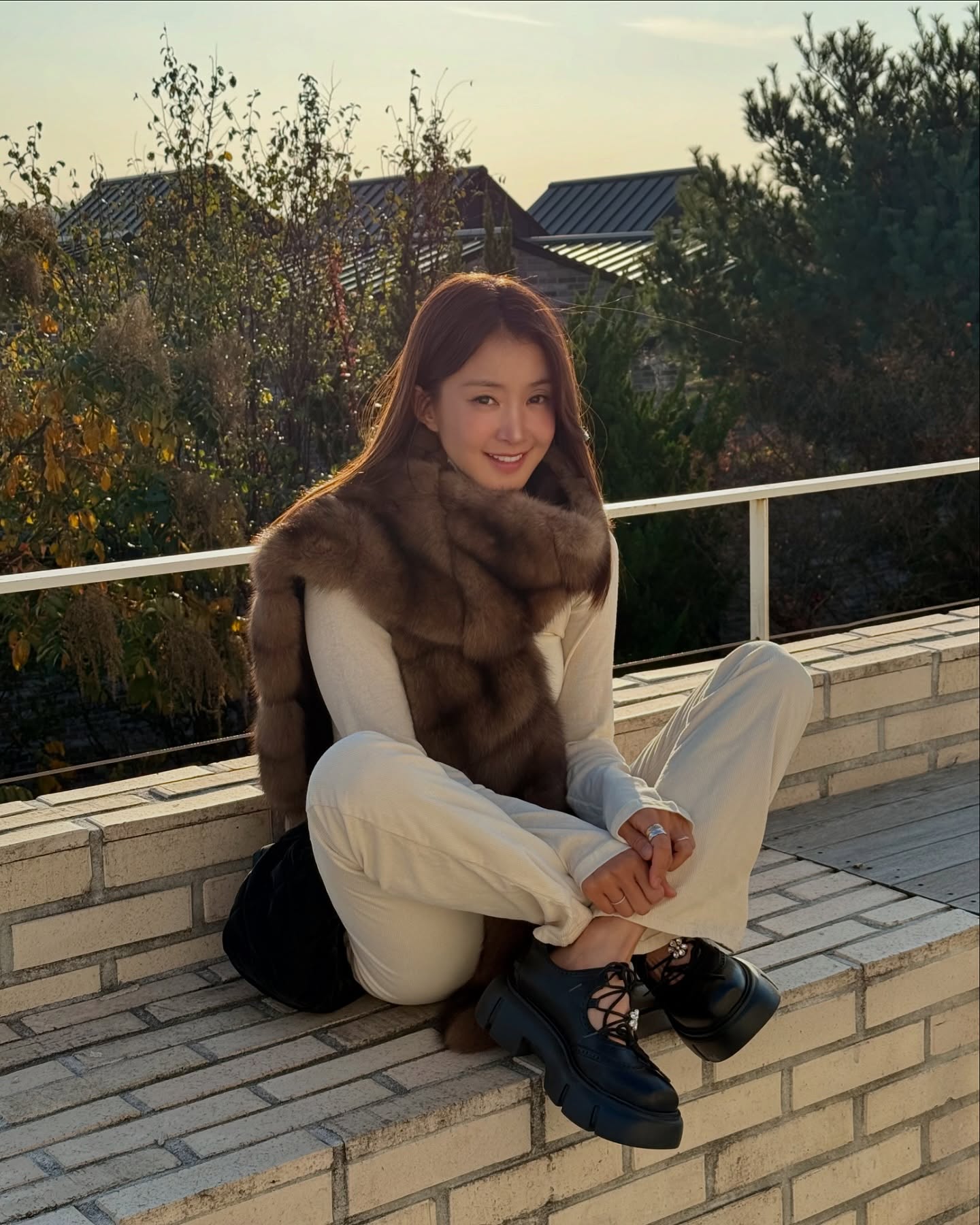 어두운 아우터에 화이트 팬츠 환기✨
올해의 컬러 클라우드 댄서인 화이트 팬츠로 산뜻함 더하자🤍💨 이미지3