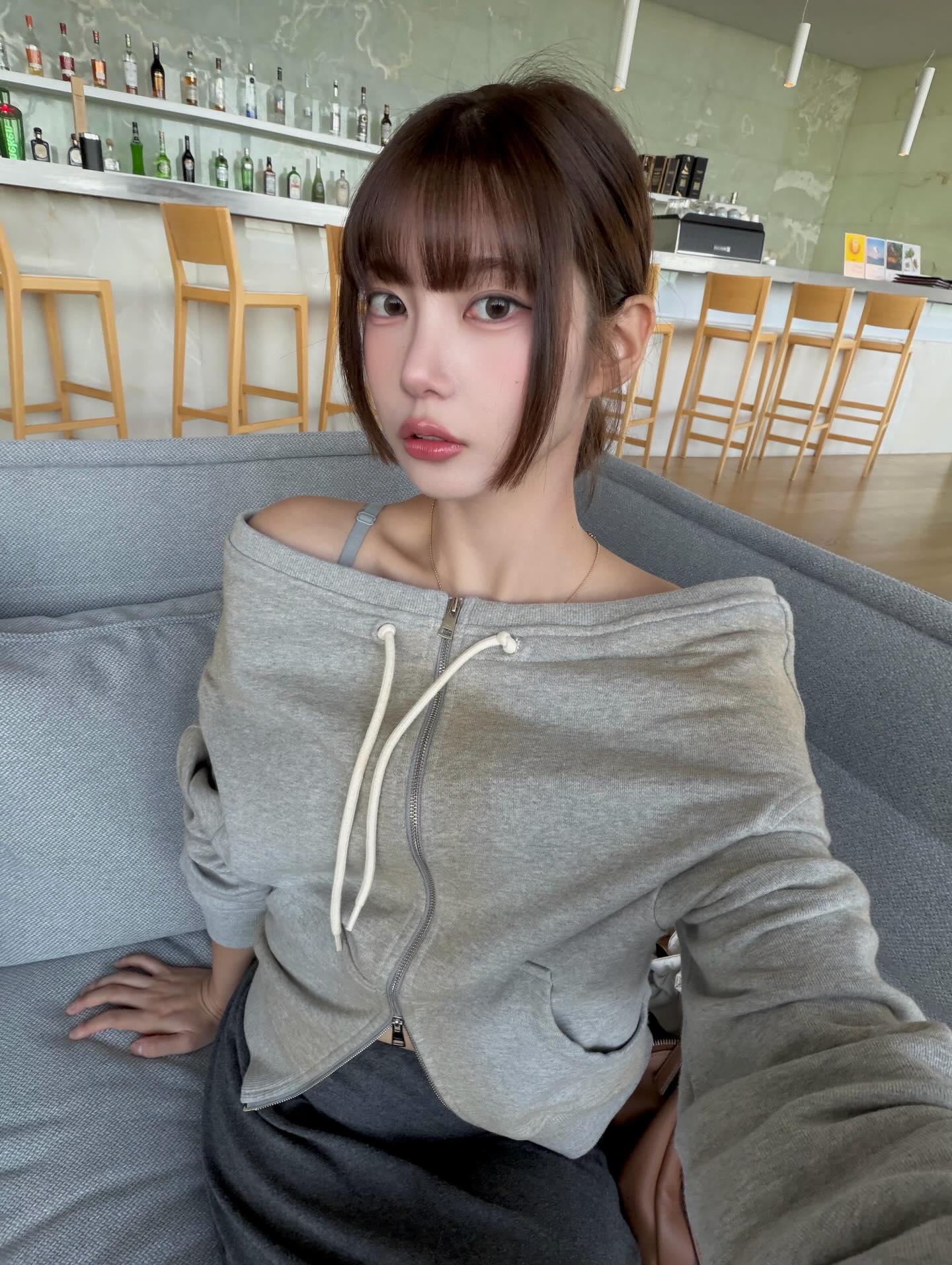 아우터 안에 숨겨둔 오픈숄더😳
춥다고 다 가릴 필요는 없잖아? 오픈숄더 매력은 바로 갭차이🖤🐈‍⬛ 이미지6