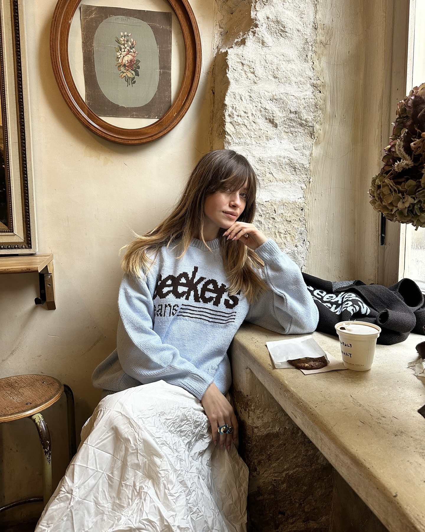 겨울룩을 밝혀주는 화이트 스커트🤍
무채색 상의에 화이트 스커트를 더하면 분위기가 환해질 거야✨🪄 이미지4