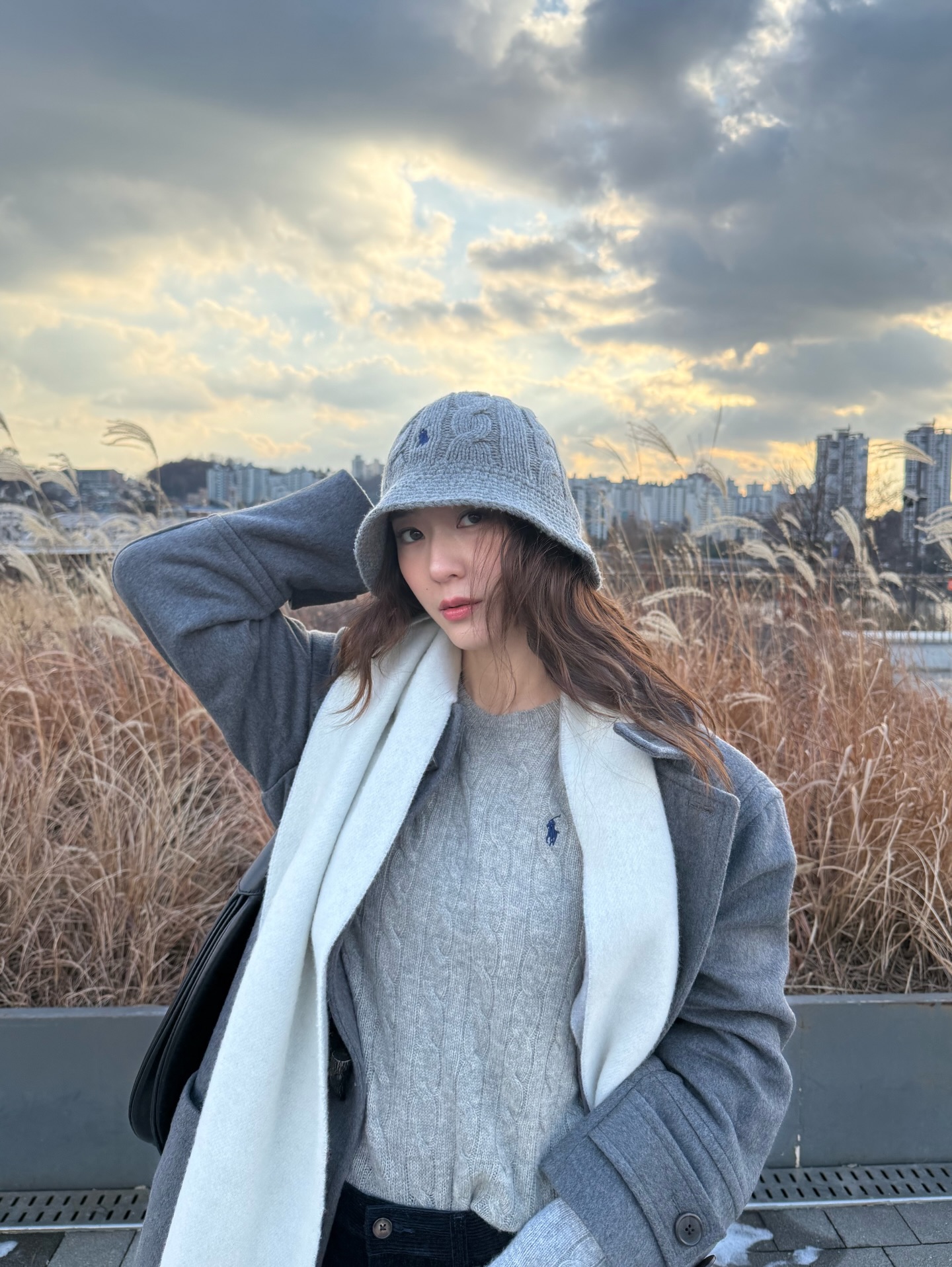 겨울에 손이 자주 가는 건?👀
매일 꺼내 입게 되는 니트 2가지 🩶🪄

요즘 날씨에 입기 좋은 니트, 지금 바로 소개해드릴게요.

1. 폴로 랄프 로렌 페더웨이트 니트, 30만 원대
 울과 캐시미어 혼방 소재의 크루넥 니트로, 클래식한 케이블 패턴이 특징인 아이템입니다. 크리스탈은 그레이 팬츠와 벨트를 매치해 단정한 데일리룩을 연출했습니다

2. 프라다 코튼 크루넥 니트, 100만 원대 
코튼 소재의 크루넥 니트로, 미니멀한 로고 디테일과 크롭 기장이 특징입니다.  미연은 데님 팬츠와 브라운 벨트를 매치해 겨울 데일리룩을 연출했습니다. 이미지2