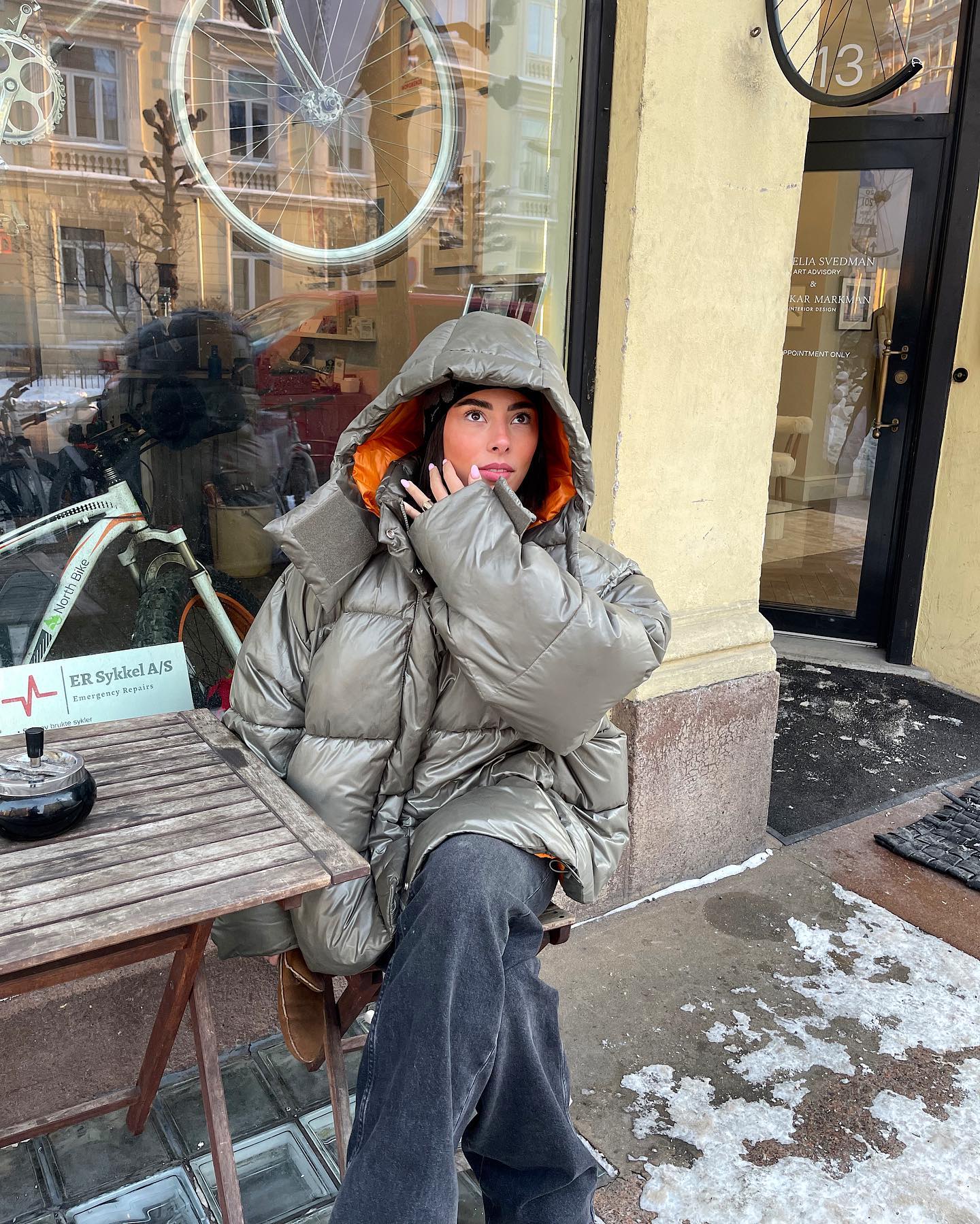 데님 질릴 때 딱 필요한 흑청 팬츠🖤
블랙보다 가볍고, 청보다 세련된 흑청 팬츠로 깔끔히 마무리😎👍🏻 이미지2